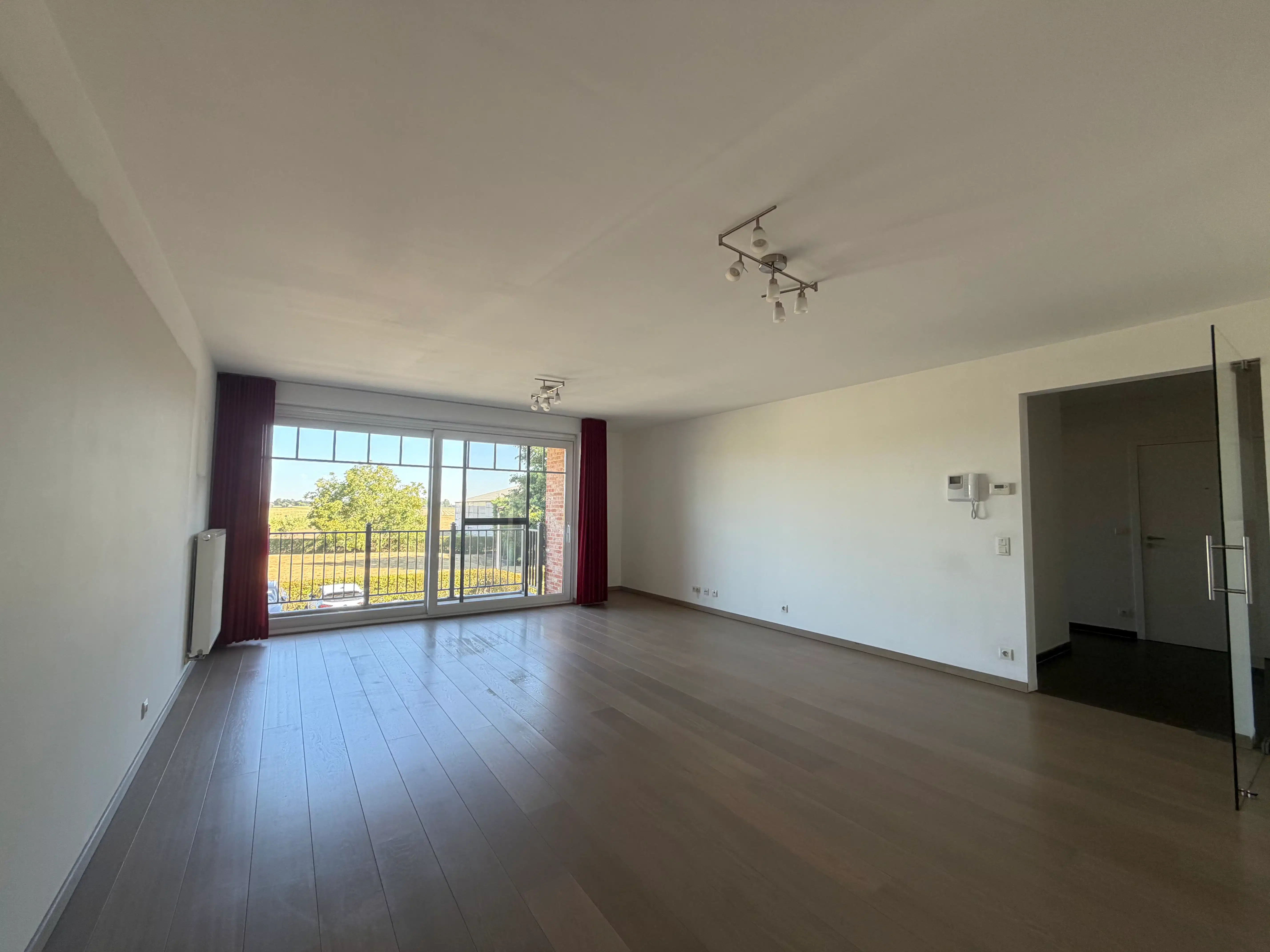 INSTAPKLAAR APPARTEMENT MET TWEE SLAAPKAMERS EN GARAGE foto 3