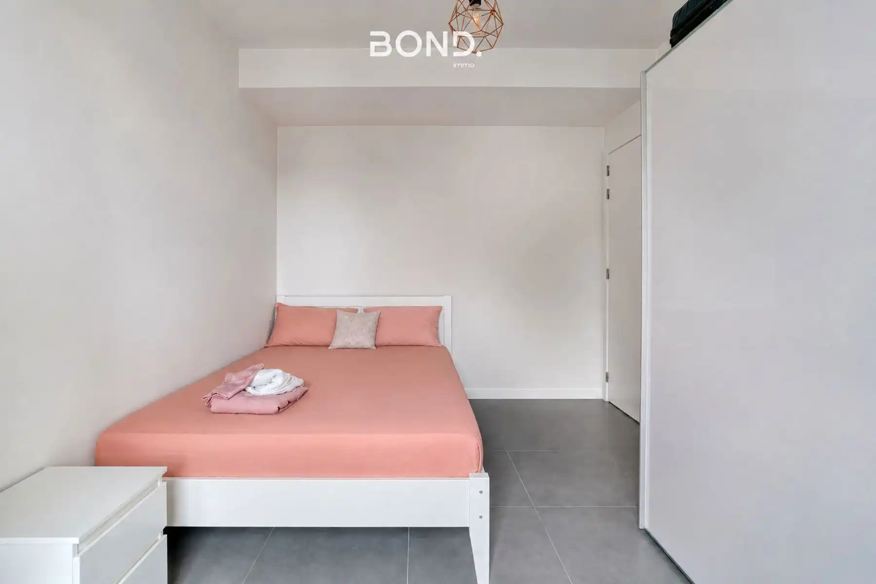 Instapklaar 2-slaapkamer appartement met terras en parking foto 19