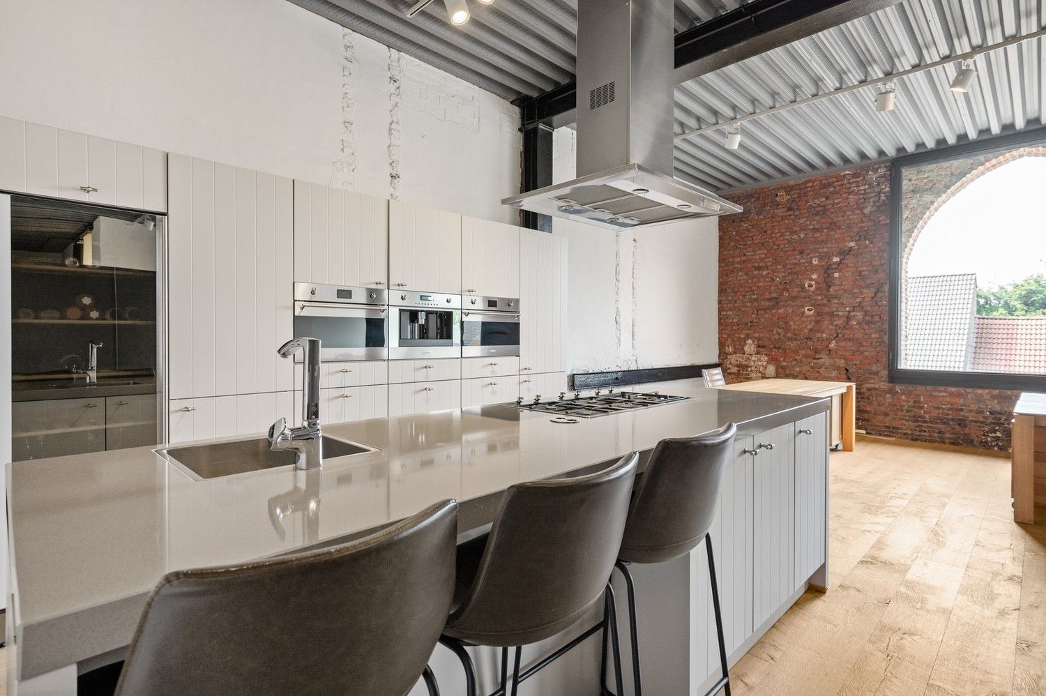 Inspirerend kantoor van ca. 140 m² te huur in het project Kanaal van Axel Vervoordt foto 11