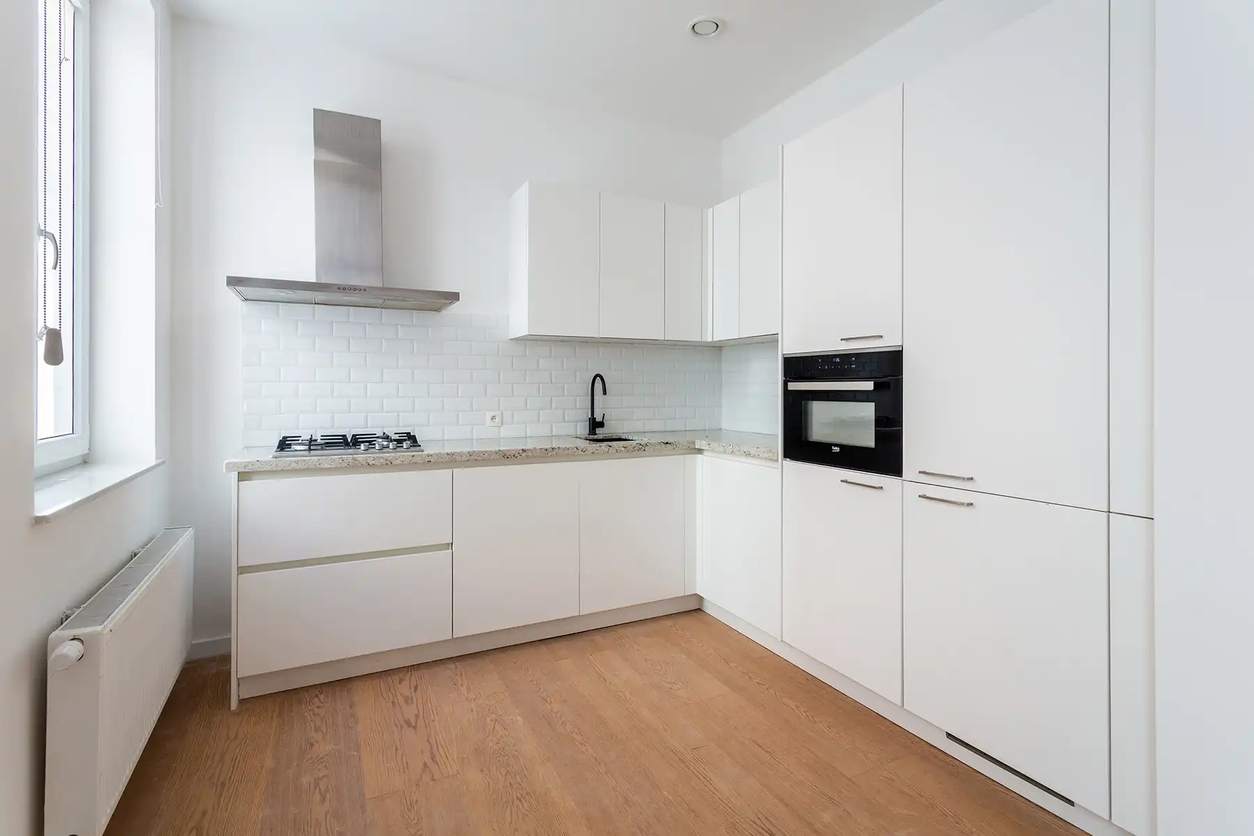 2060 - Gerenoveerd 1 slaapkamer gelijkvloersappartement. foto 2