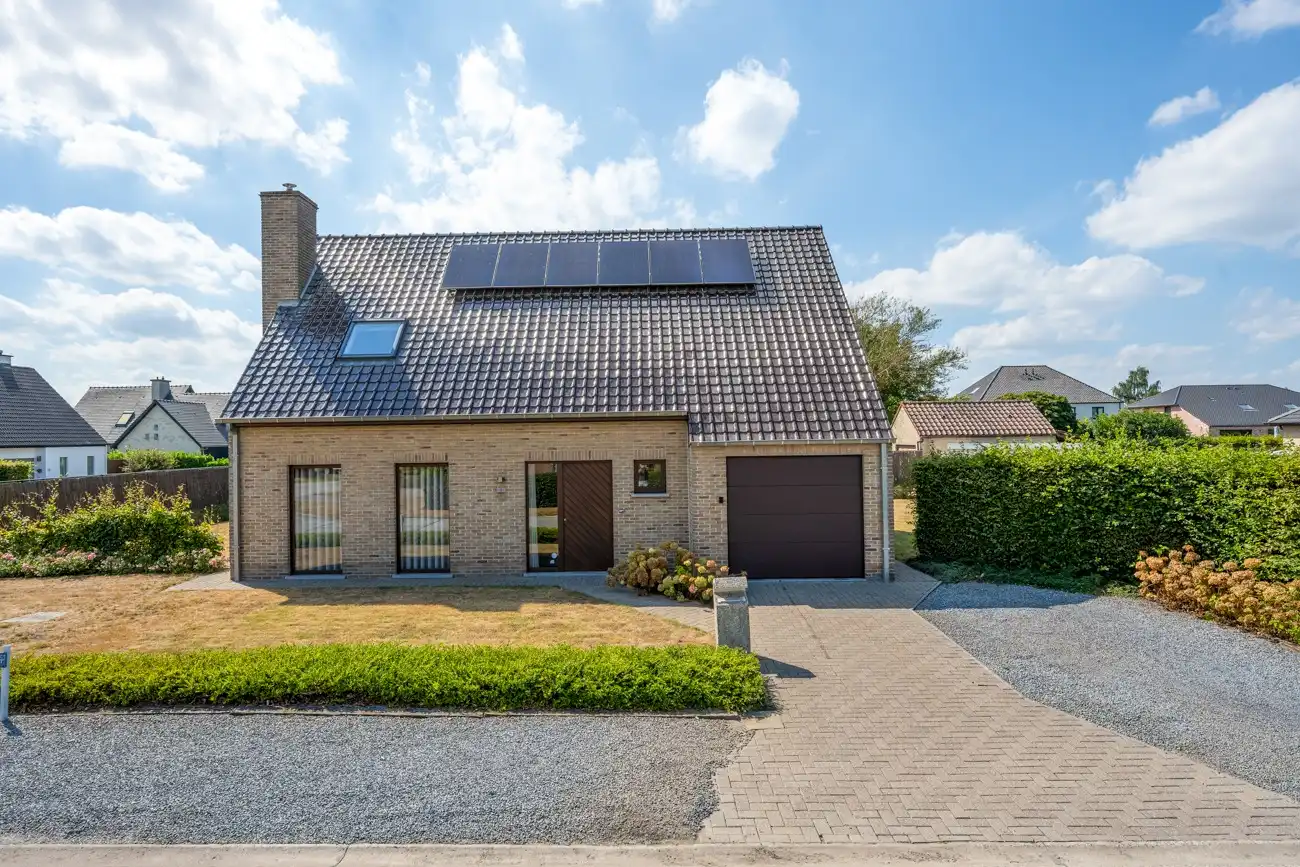 Degelijke alleenstaande villa met inpandige garage en zonnige tuin op een heel rustige toplocatie nabij het centrum van Lochristi! foto 2