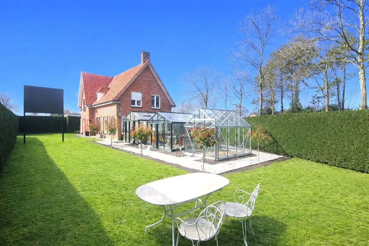 Hoofdfoto van de publicatie: Ruime vrijstaande woning met dubbele toegang, garages en tal van mogelijkheden op strategische ligging in Maldegem.