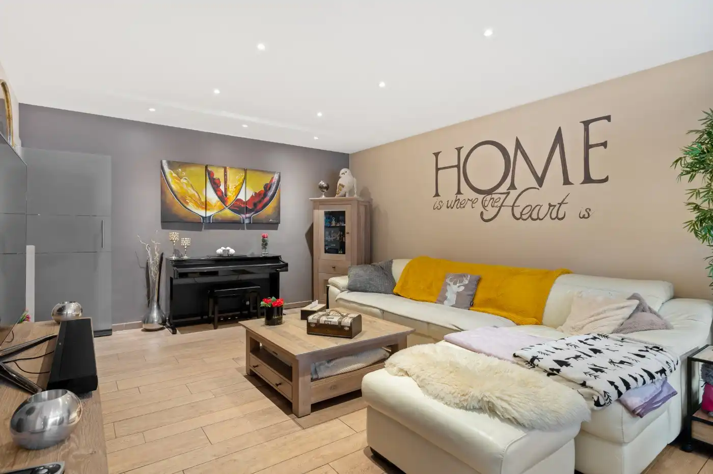 Gezellig, instapklaar app. op 1e verd. met 2 slpk., balkon en een garagebox foto 4