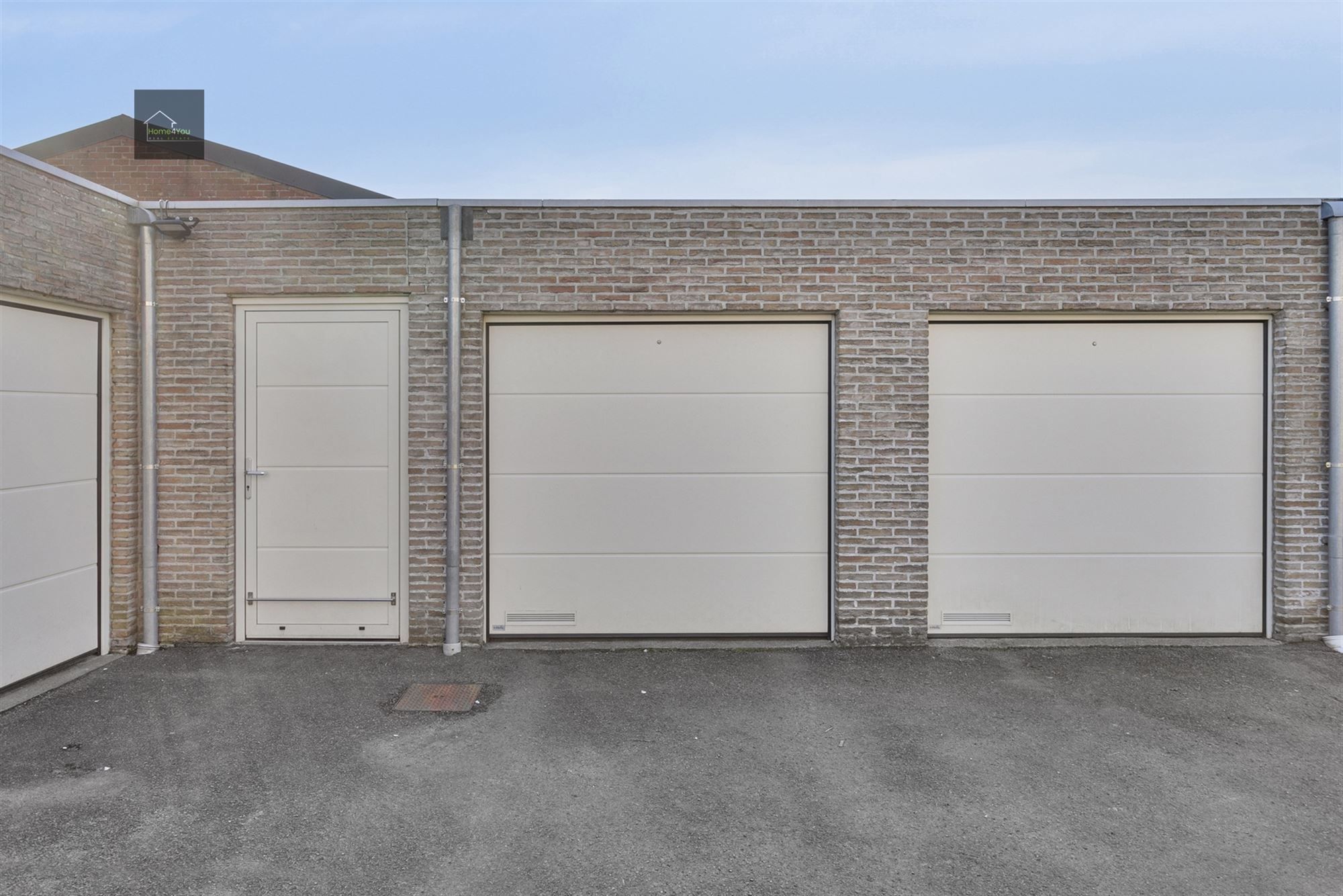 Ruime garage met elektrische poort te centrum Ieper. foto 3