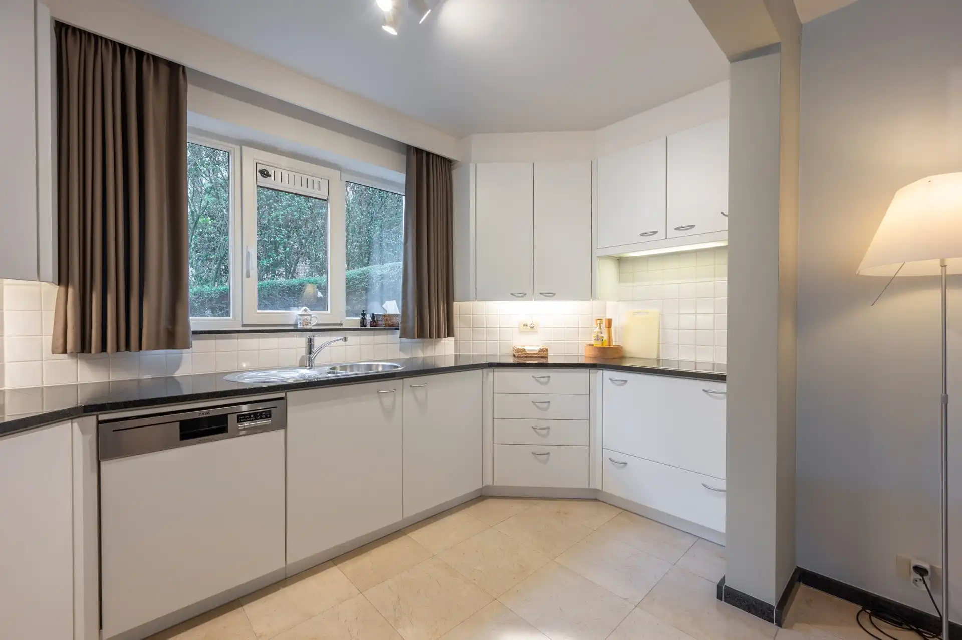 Ongemeubeld: zonnig appartement met grote terrassen! foto 10