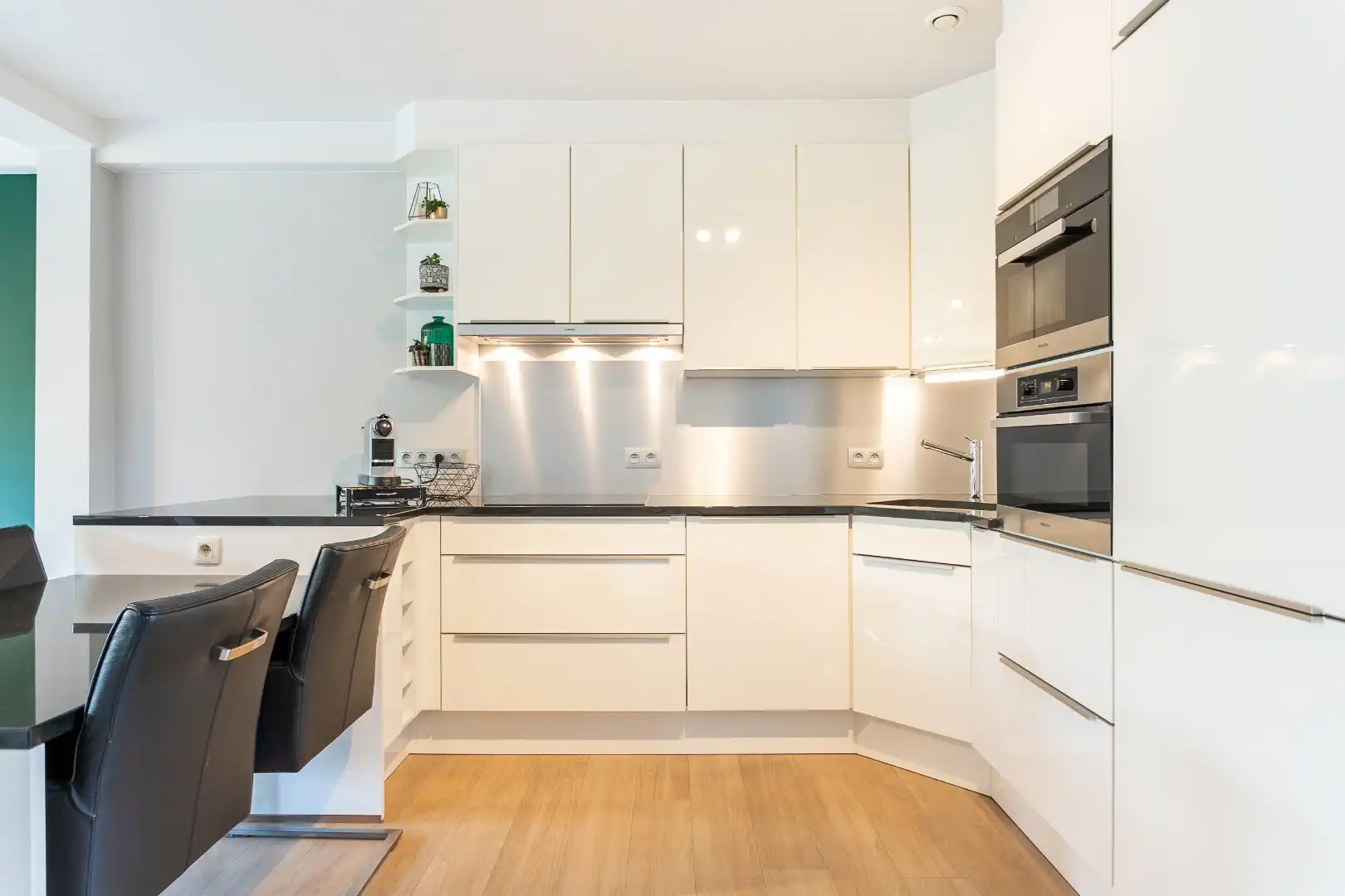 Appartement met 2 slpk, terras en staanplaats foto 4