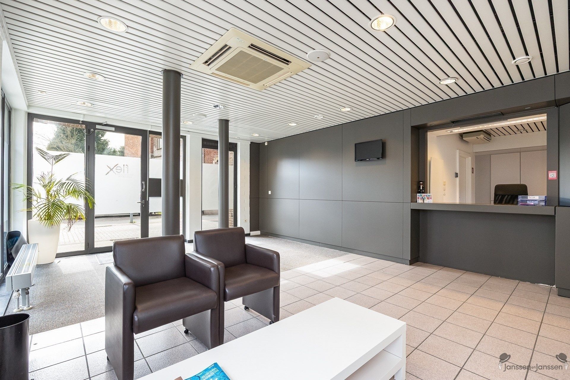 Centraal gelegen handelspand met ruime parking foto 3