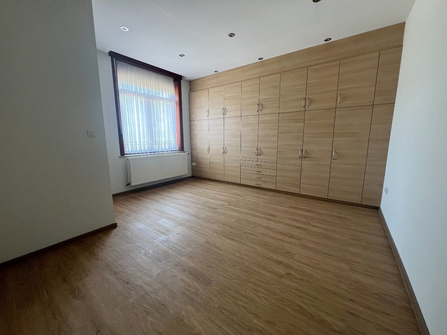 Opgefriste, ruime woning met 4 slpks, garage, carport, terras en tuin foto 6