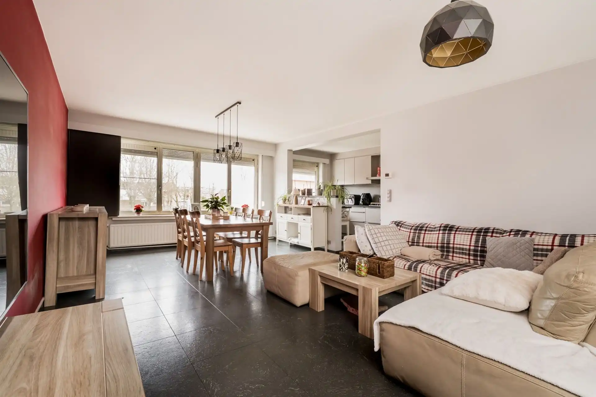 Instapklaar 2-slpk app met terras en garage (+€ 25.000) foto 2