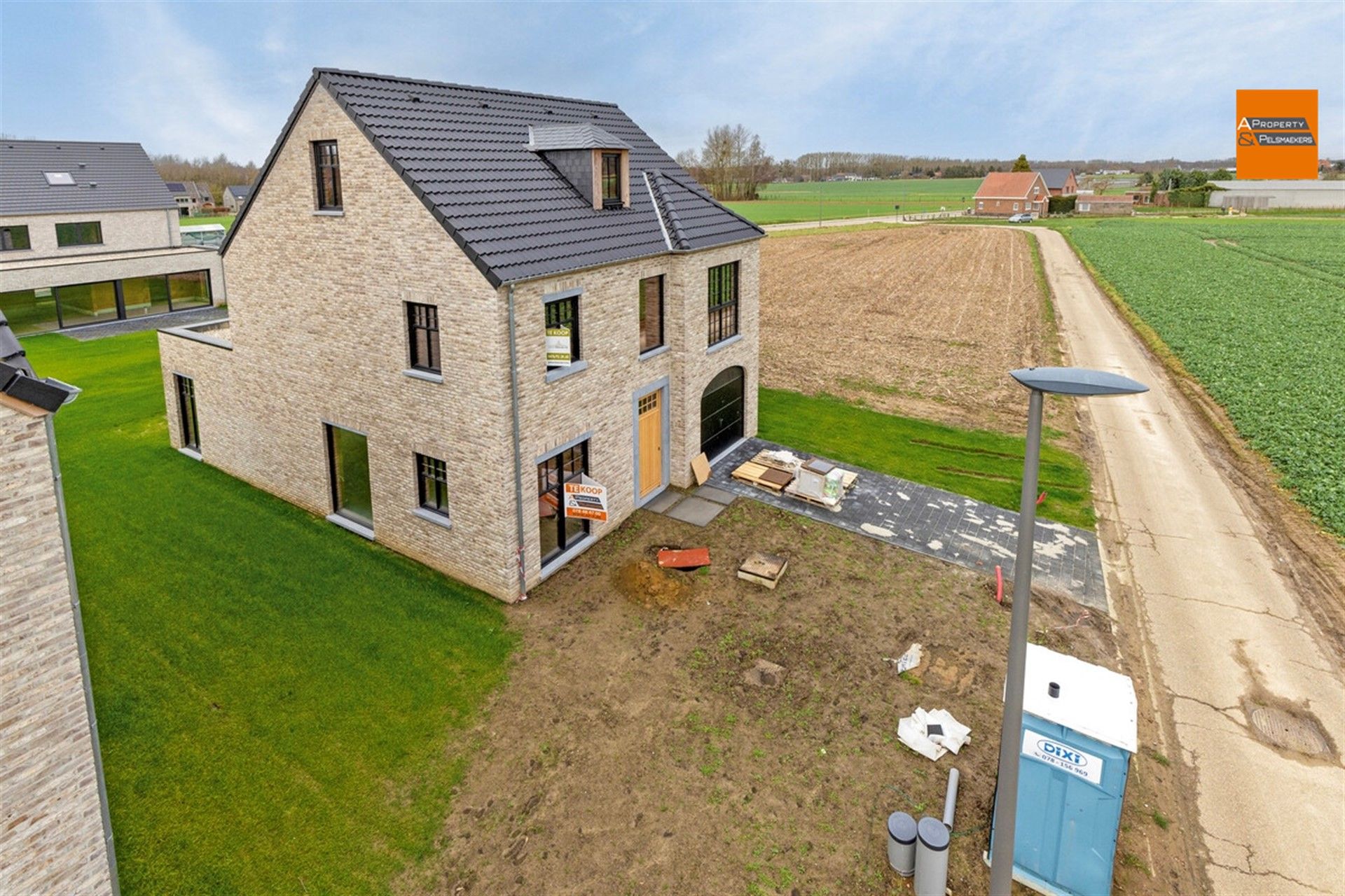 Nieuwbouwwoning met 4 slaapkamers foto 4