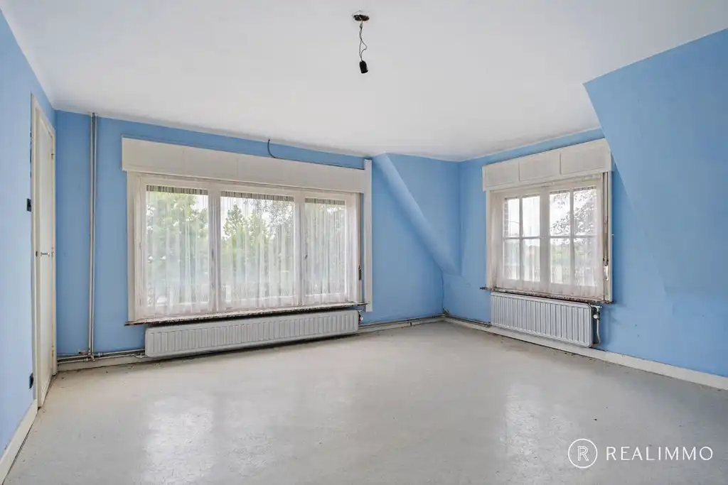 Ruime te renoveren woning met dubbele garage! foto 13