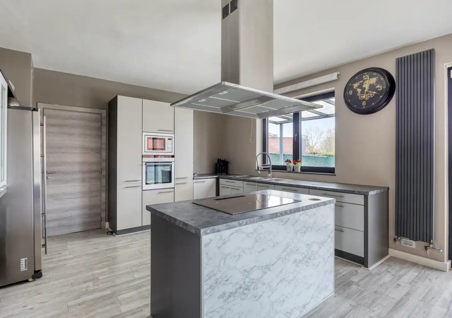 INSTAPKLARE WONING MET PRAKTIJKRUIMTE/BUREEL EN ZWEMBAD foto 7