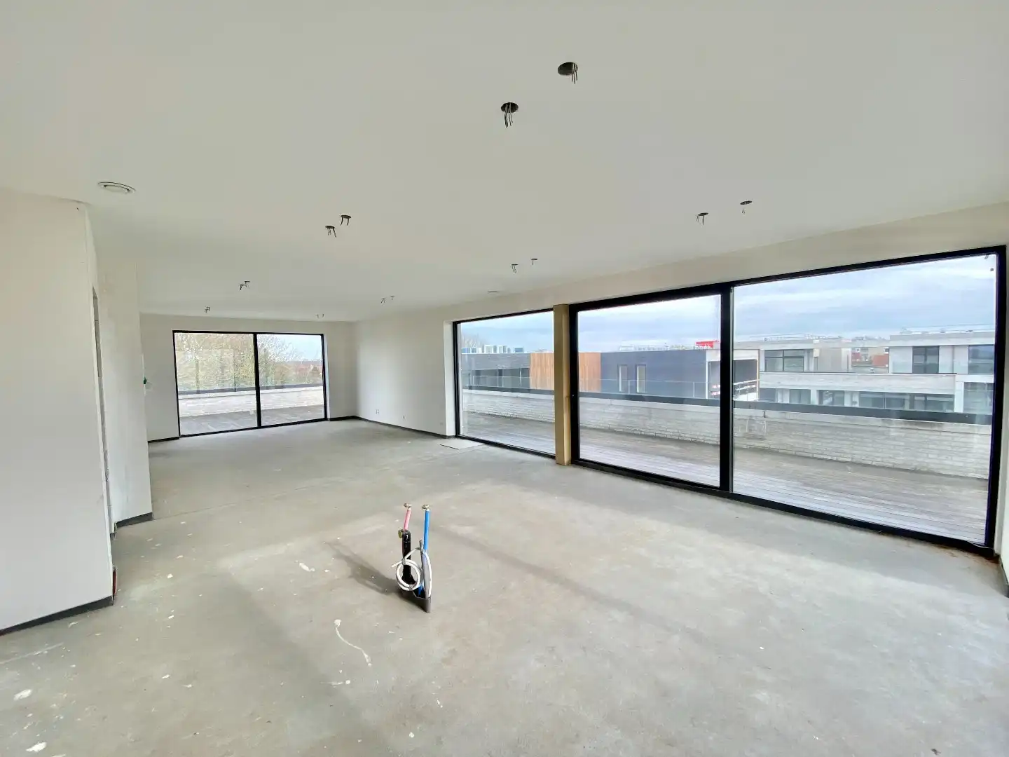 LUXE PENTHOUSE (141M²) MET PRIVATE LIFT, 2 SLPKS EN RUIM TERRAS (95M²) foto 4