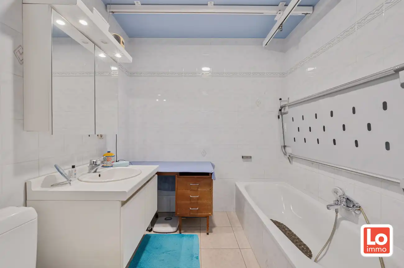 VERKOCHT!! Ruime degelijke alleenstaande woning met afzonderlijke garage en carport op een makkelijk bereikbare locatie in Lokeren! foto 9