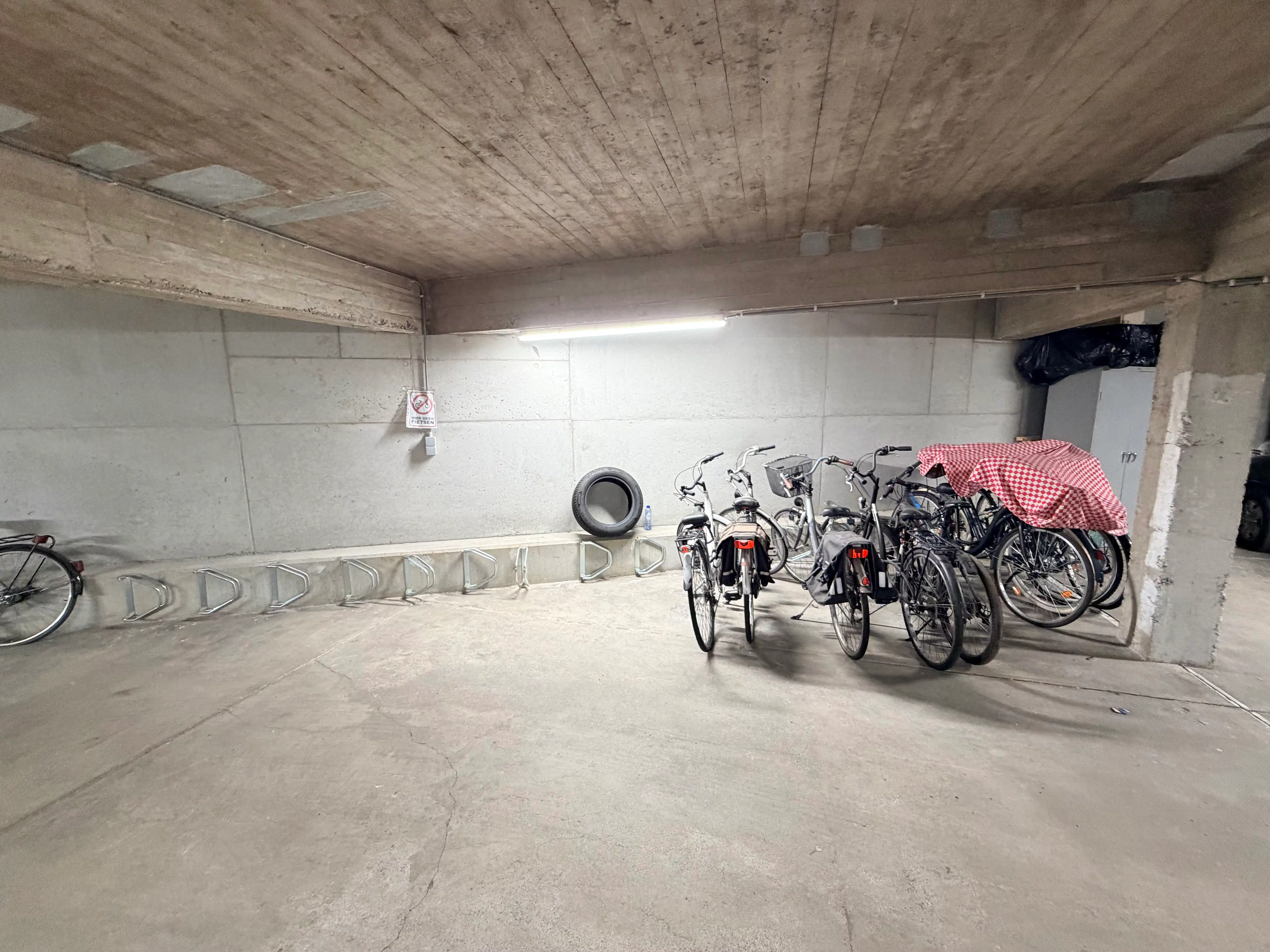 Genk - centrum : Volledig gerenoveerd, ruim en centraal gelegen appartement met 3 slaapkamers en 2 terrassen. foto 15