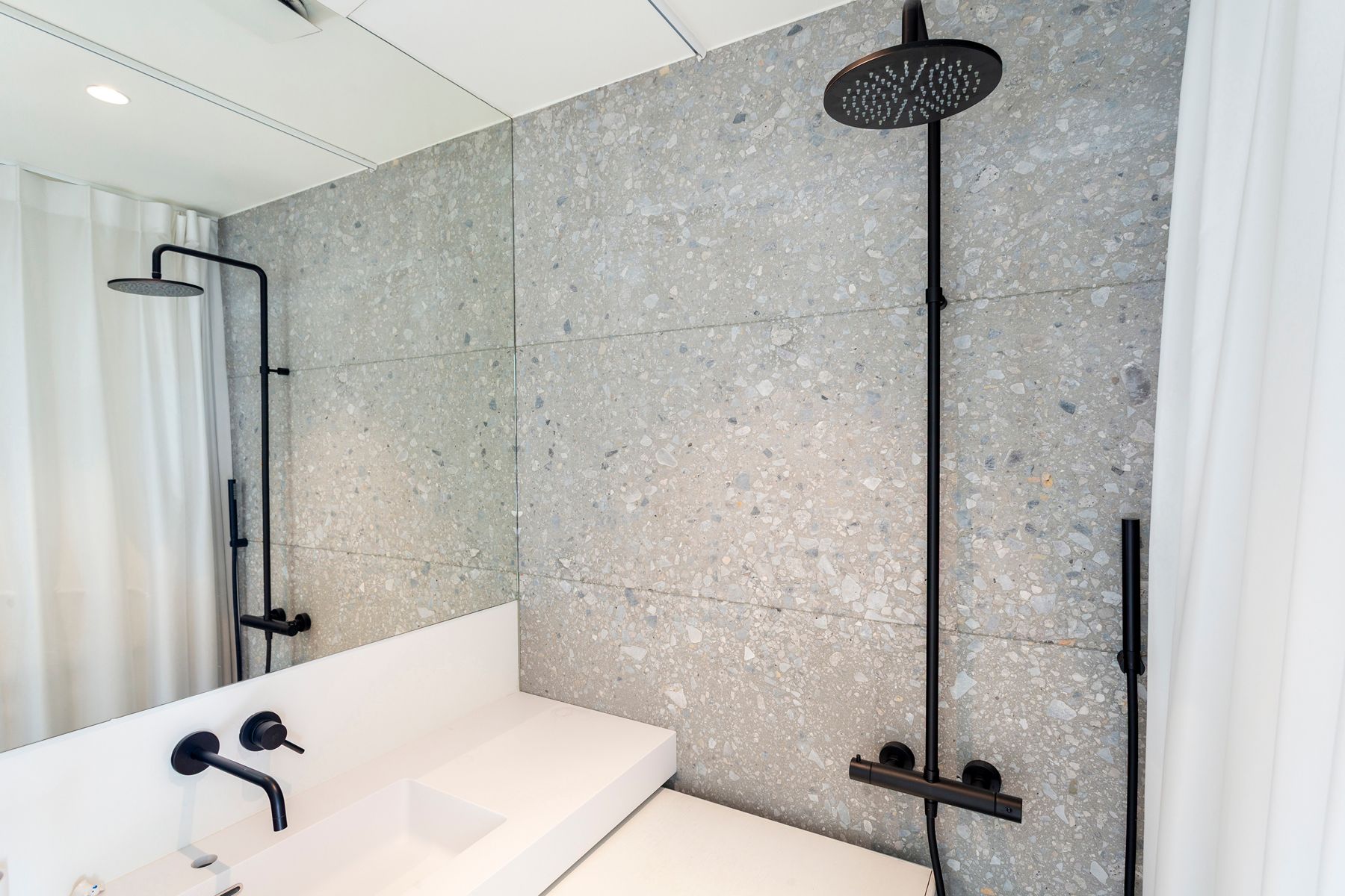 Hippe stadswoning aan de Troonplaats met buitenruimte foto 11