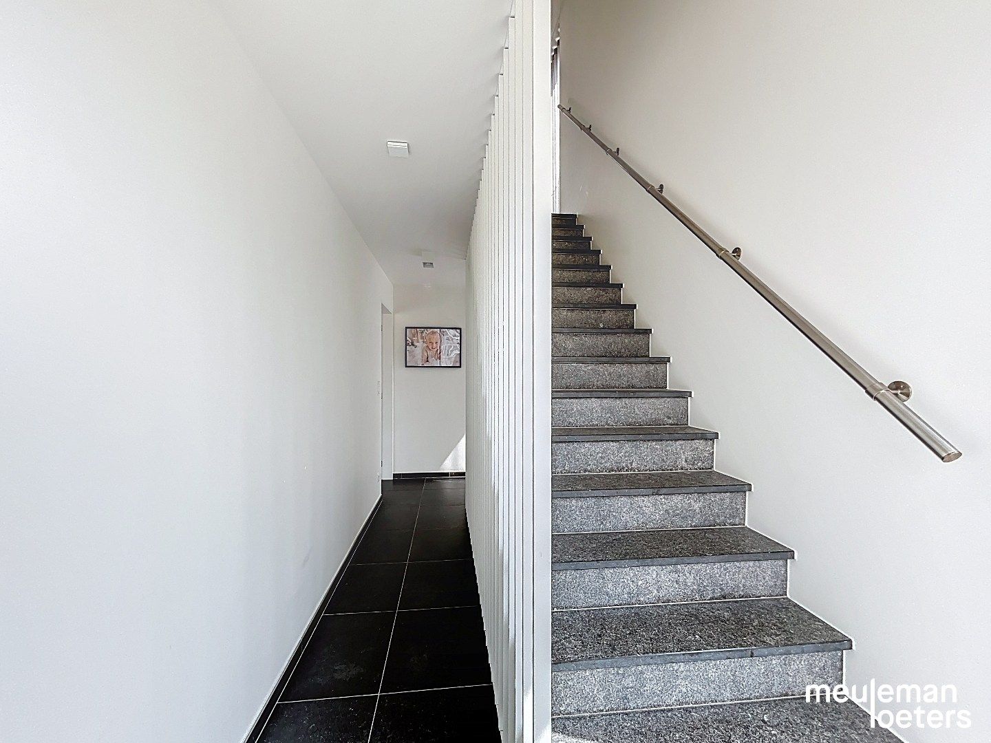 Prachtig afgewerkte woning met garage foto 9