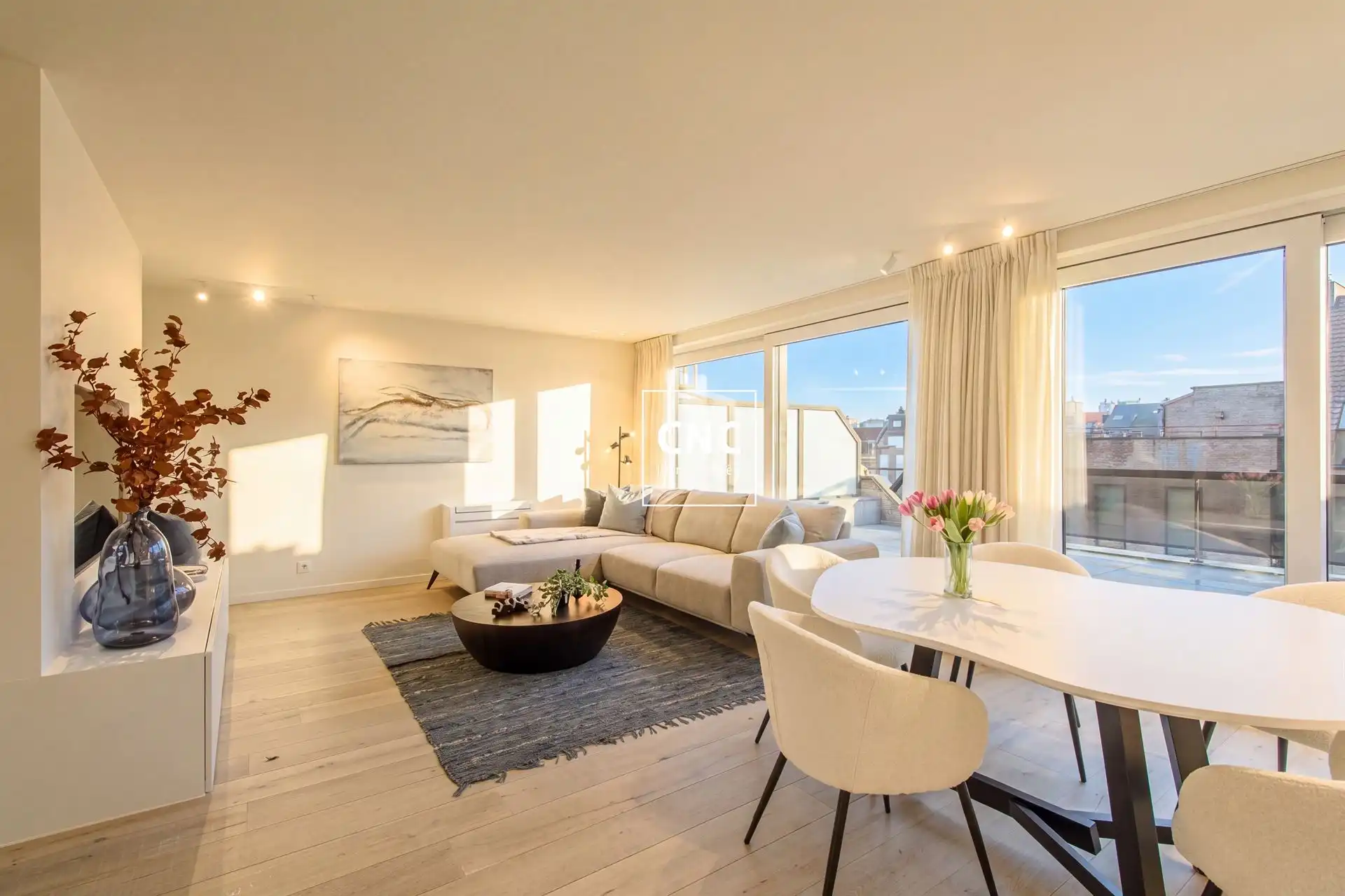 Gerenoveerde penthouse met grote terrassen nabij de zeedijk foto 3