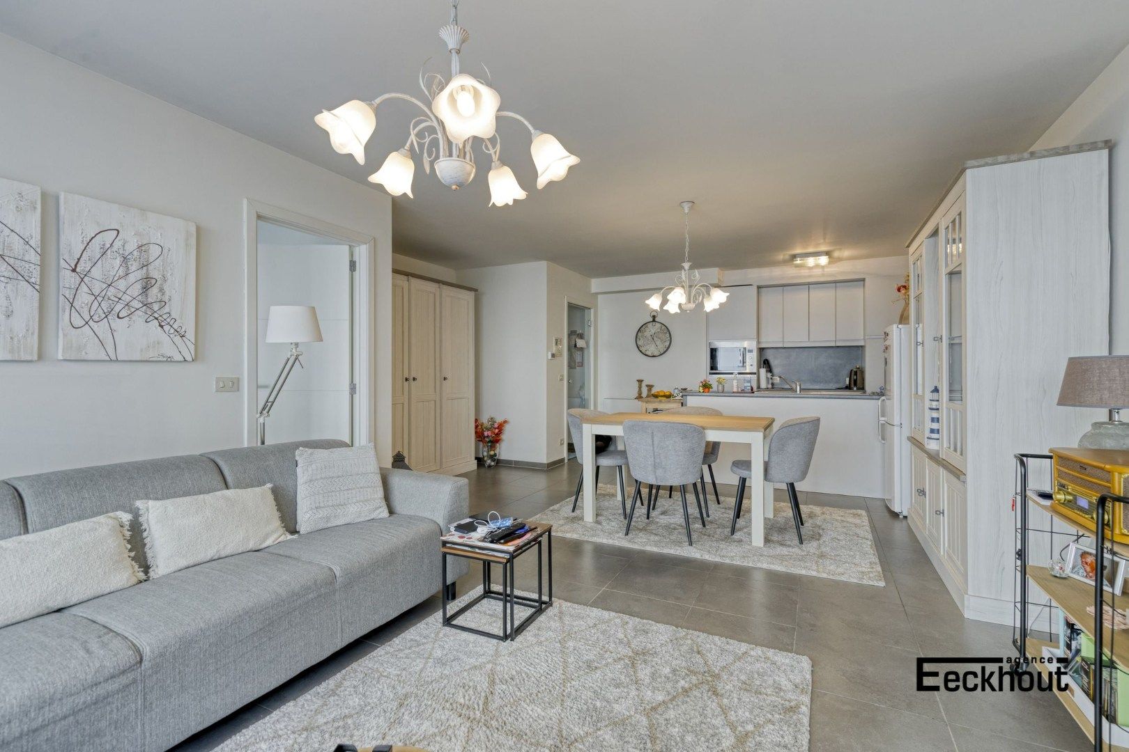 Modern 1-slaapkamer in centrum van Oostende en dicht bij strand foto {{pictureIndex}}