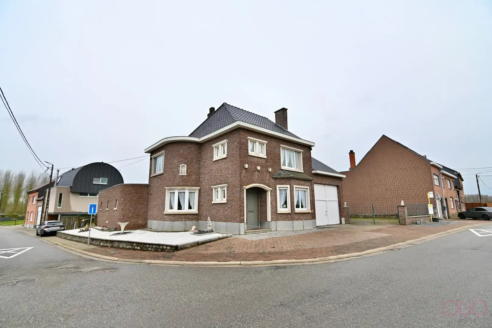 Hoofdfoto van de publicatie: Statige hoekwoning met poortgebouw, loods en stallingen op 8a36ca in Zoutleeuw