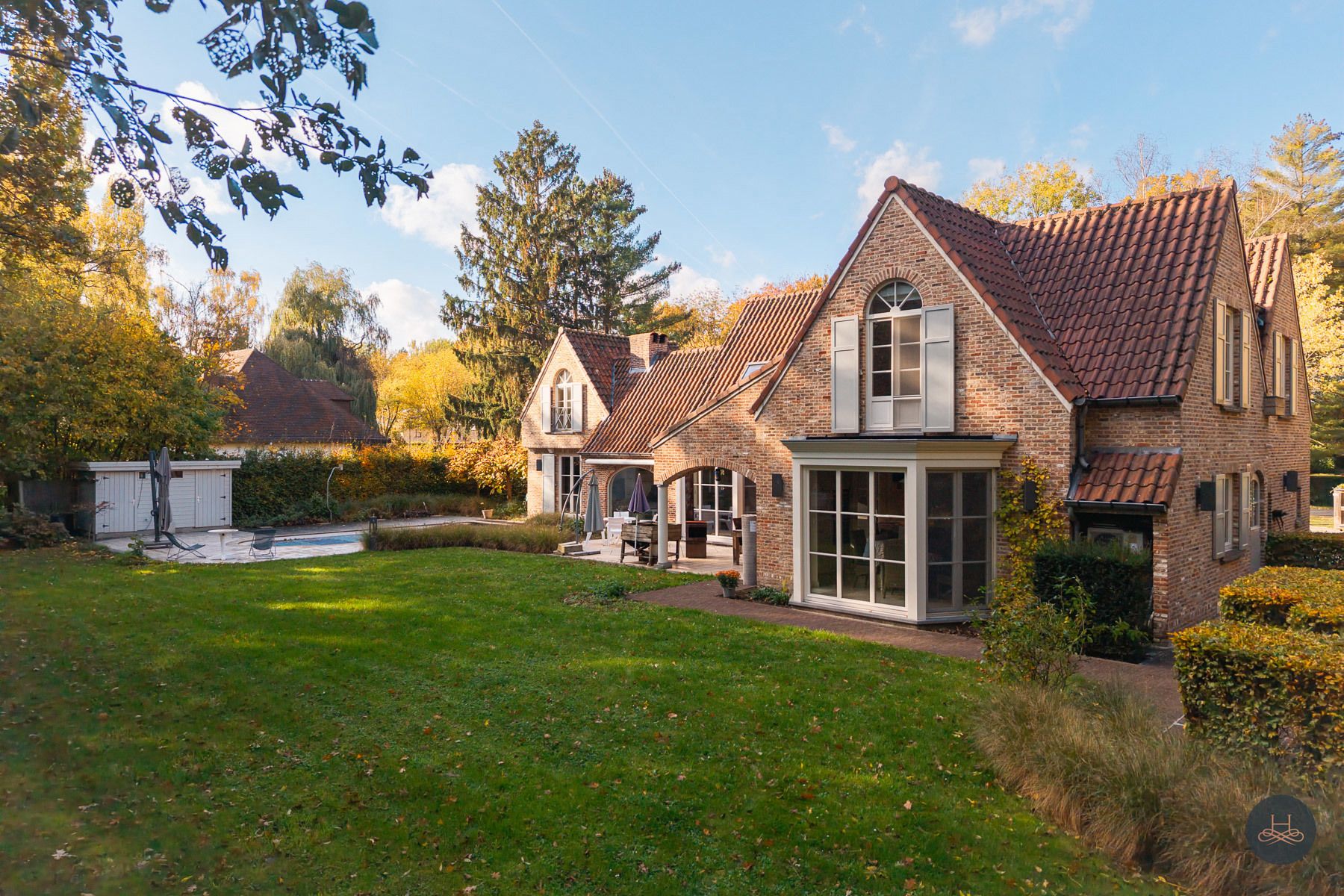 Riant landhuis met zwembad op ruim perceel in rustige wijk foto 29