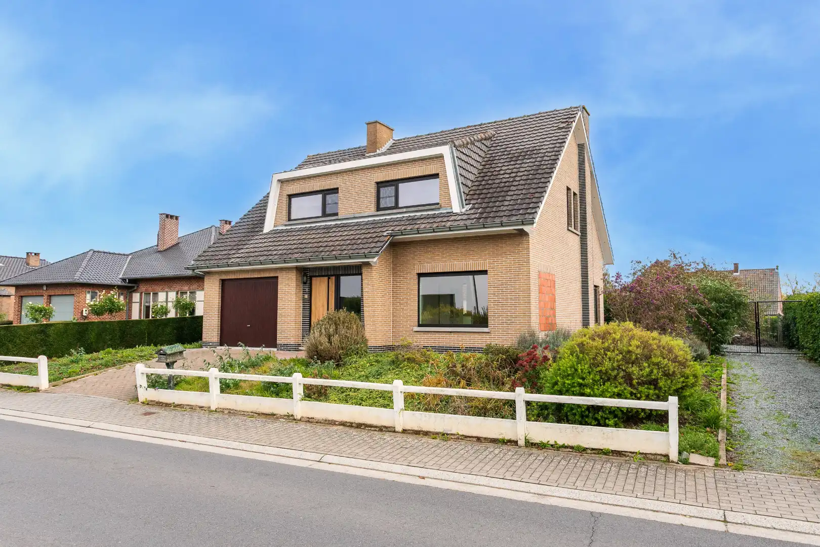 Ruime woning te Pajottegem met 4 slpks, garage en tuin op +-10a! foto 2