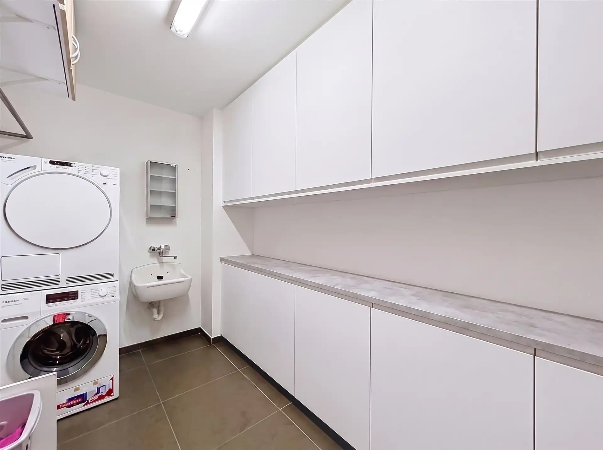 Moderne BEN gezinswoning met 4 slaapkamers, garage en poolhouse op perceel van 347m² foto 8