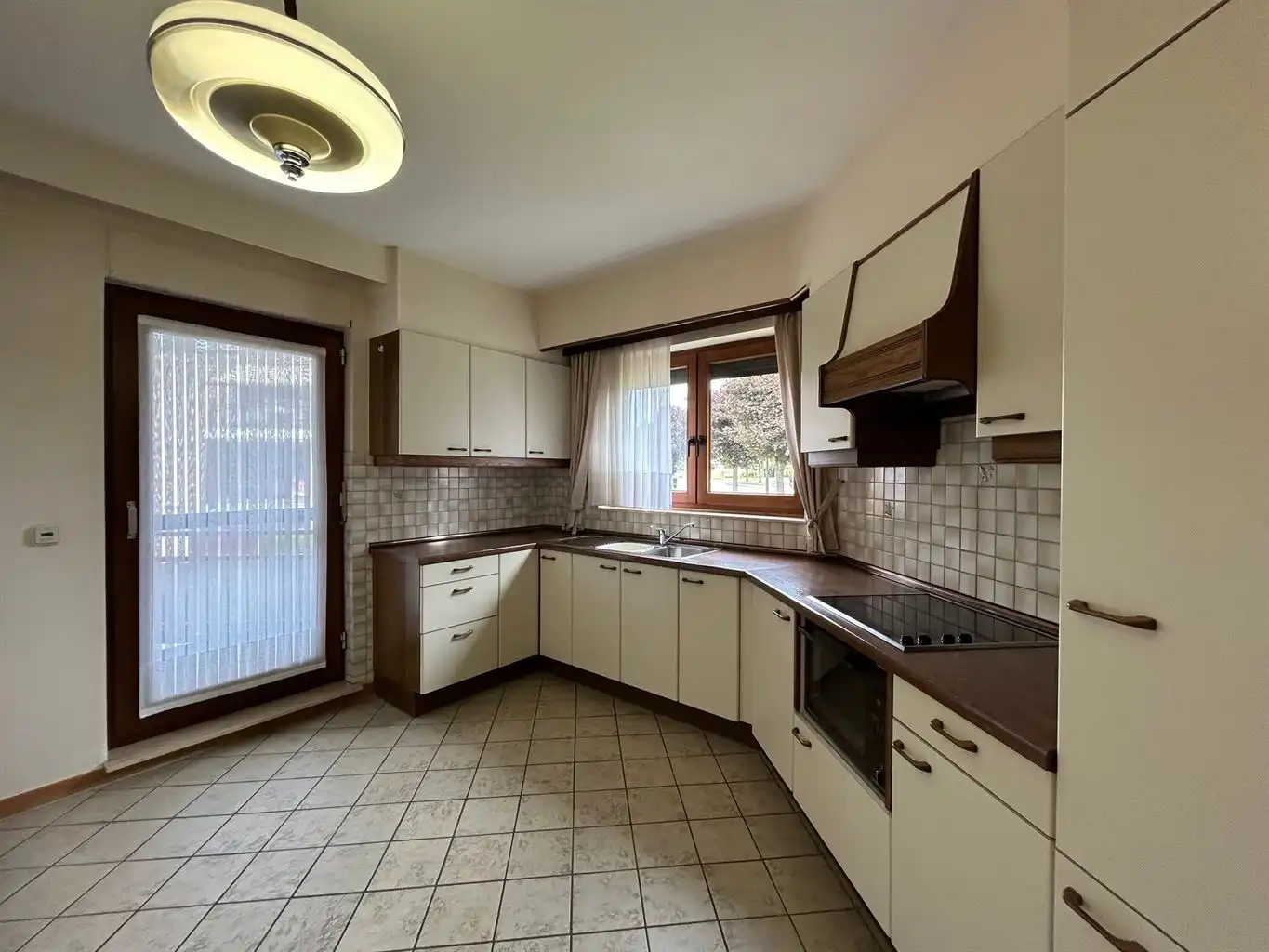 Ruim gelijkvloers appartement met 2 slaapkamers, terras, kelderberging en afgesloten garagebox. foto 4
