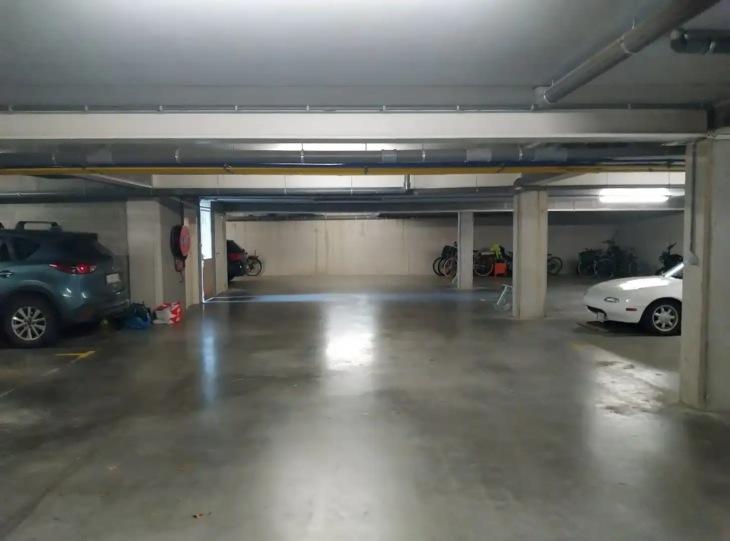 een autostaanplaats in een ondergrondse parkeergarage foto 4