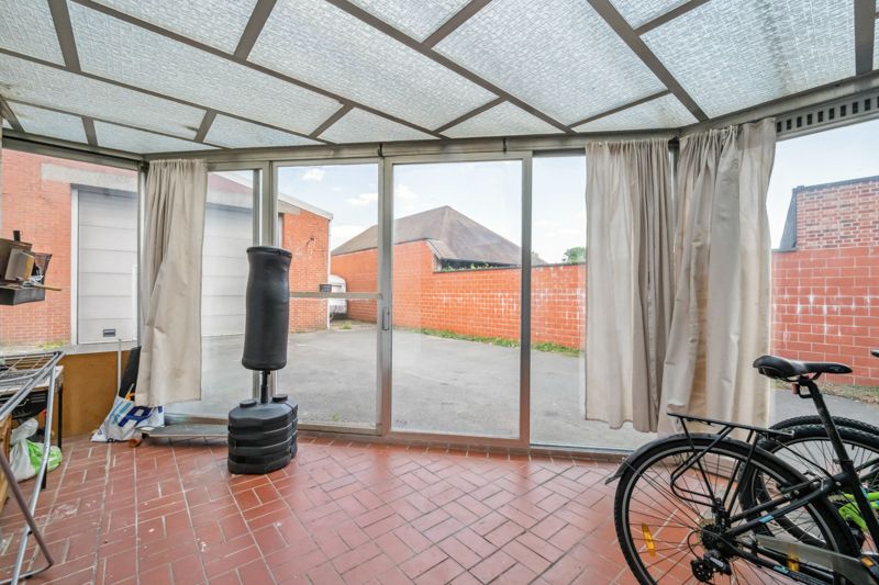Hooglede-centrum. Stevig gebouwde woning met 3 slaapkamers op een perceel van +/- 247m2. Vaste huuropbrengst.  Woning rechts. foto 8