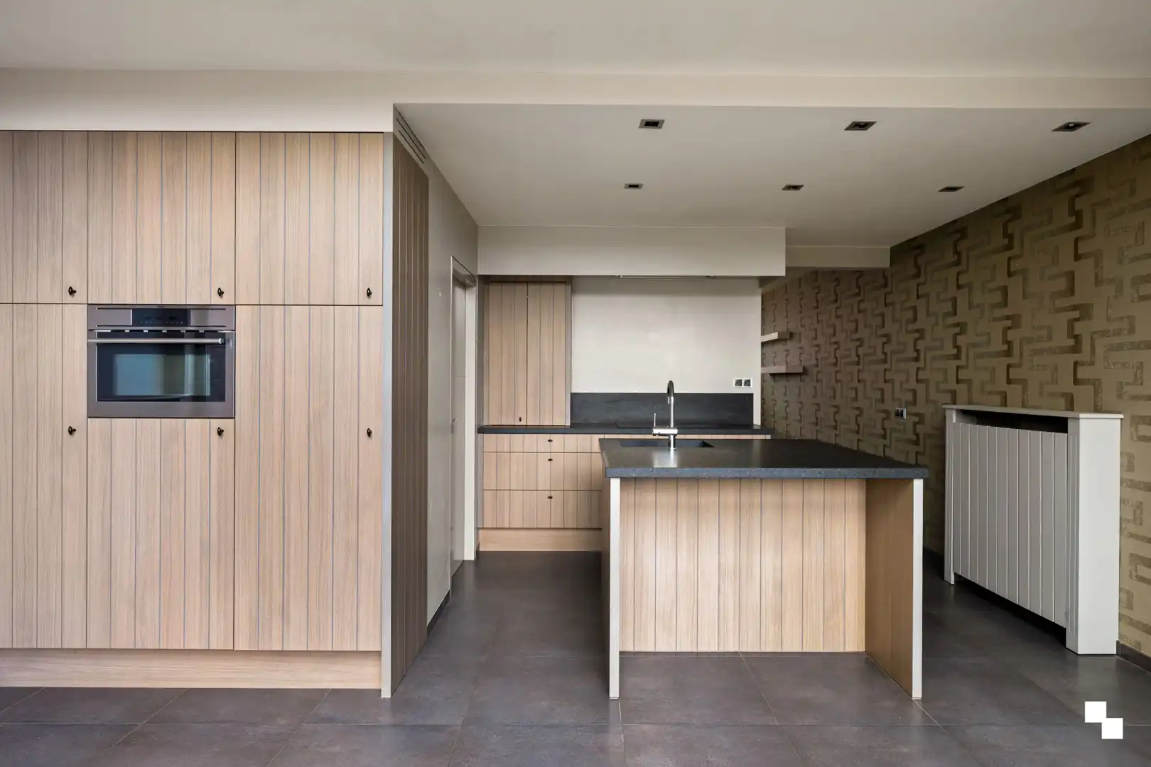 Instapklare woning met drie slaapkamers en achteruitweg foto 5