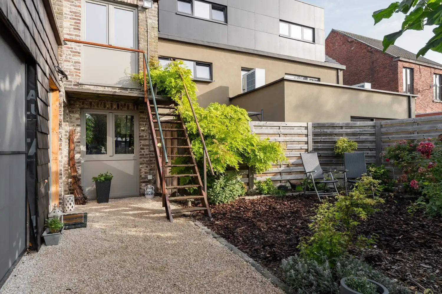 Veelzijdige woning met zorgmogelijkheden, werkruimte en tal van bijgebouwen foto 30