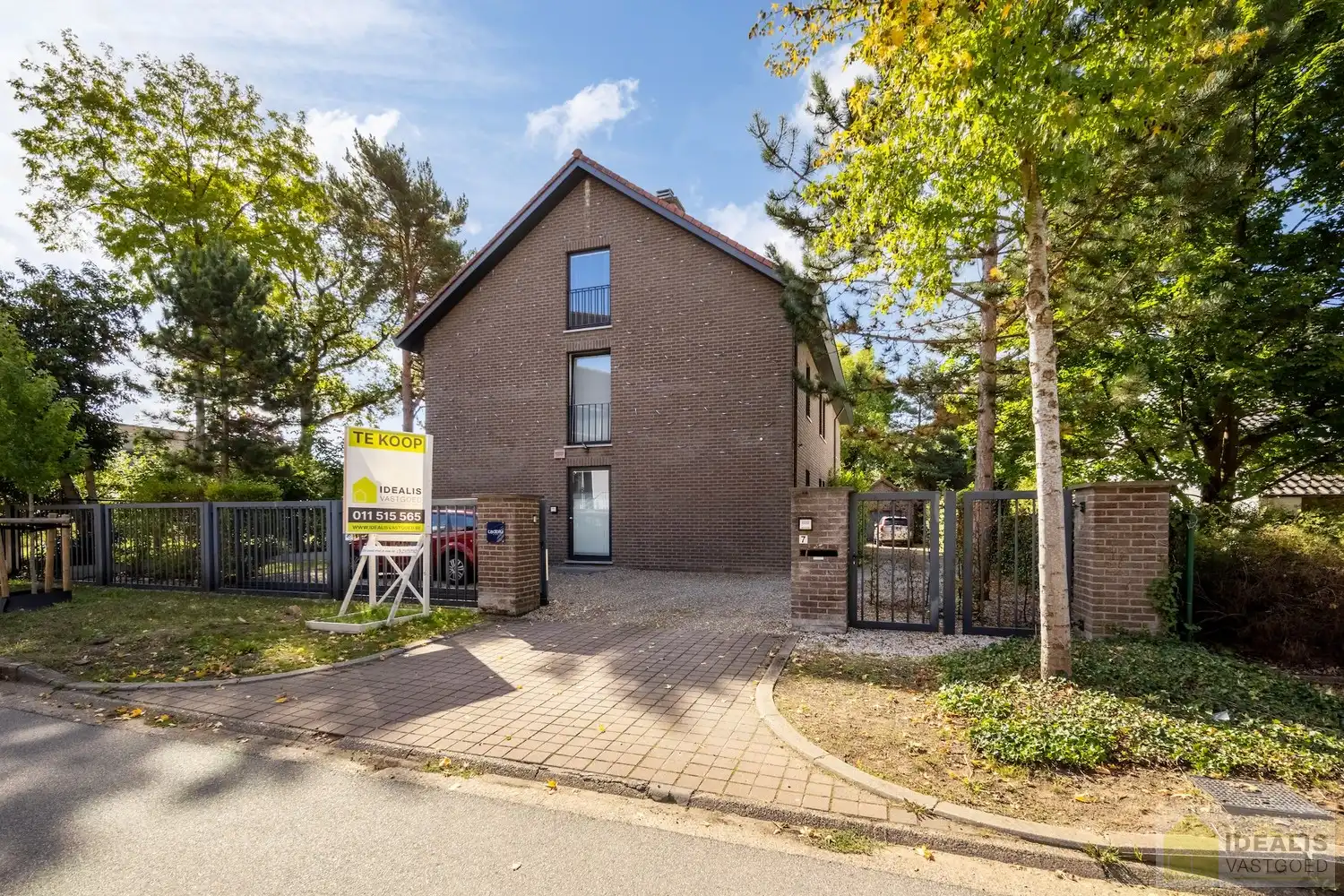STATIG, STRAK EN UITERST RUIM COMPLEX MET HOOGSTAANDE AFWERKING EN OOG VOOR DETAIL. MOMENTEEL VOORZIEN VAN 3 SLAAPKAMERS, RIANTE LEEFRUIMTES ÉN UNIEKE LANDSCAPE KANTOORRUIMTES OP RESIDENTIËLE DOCH GUNSTIGE LOCATIE!! Dit exclusieve complex omvat maar liefst +-400m² netto bewoonbare oppervlakte! Kenmerkend aan dit statige pand is de unieke voorgevel die bezet is met keramische kunst van Pieter Stockmans. Gelegen op een residentiële locatie in een rustige woonstraat doch op enkele minuten van het centrum van Genk! foto 5