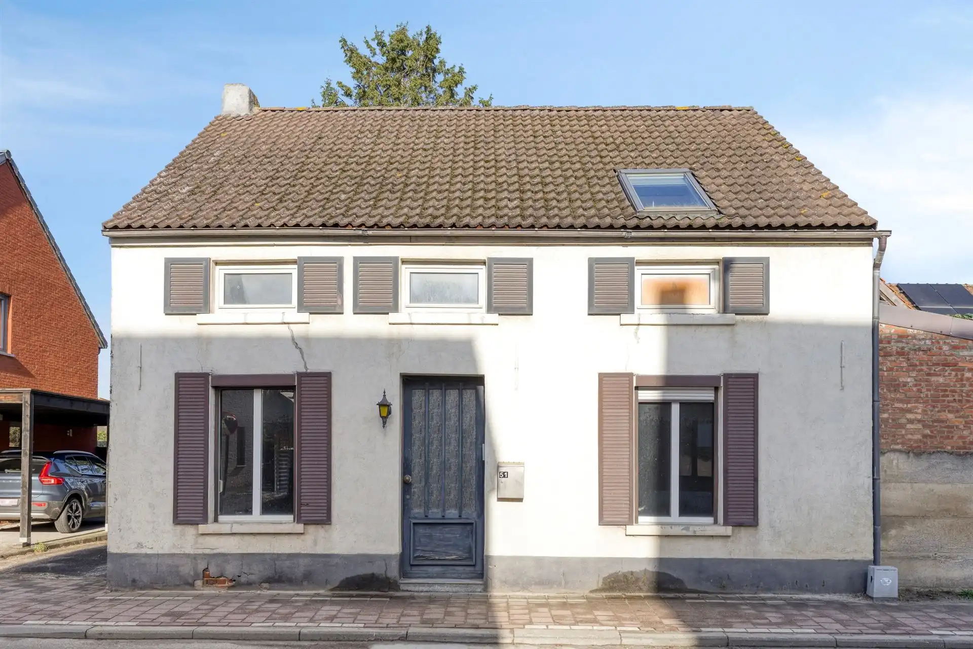 Te renoveren woning met veel potentieel foto 2