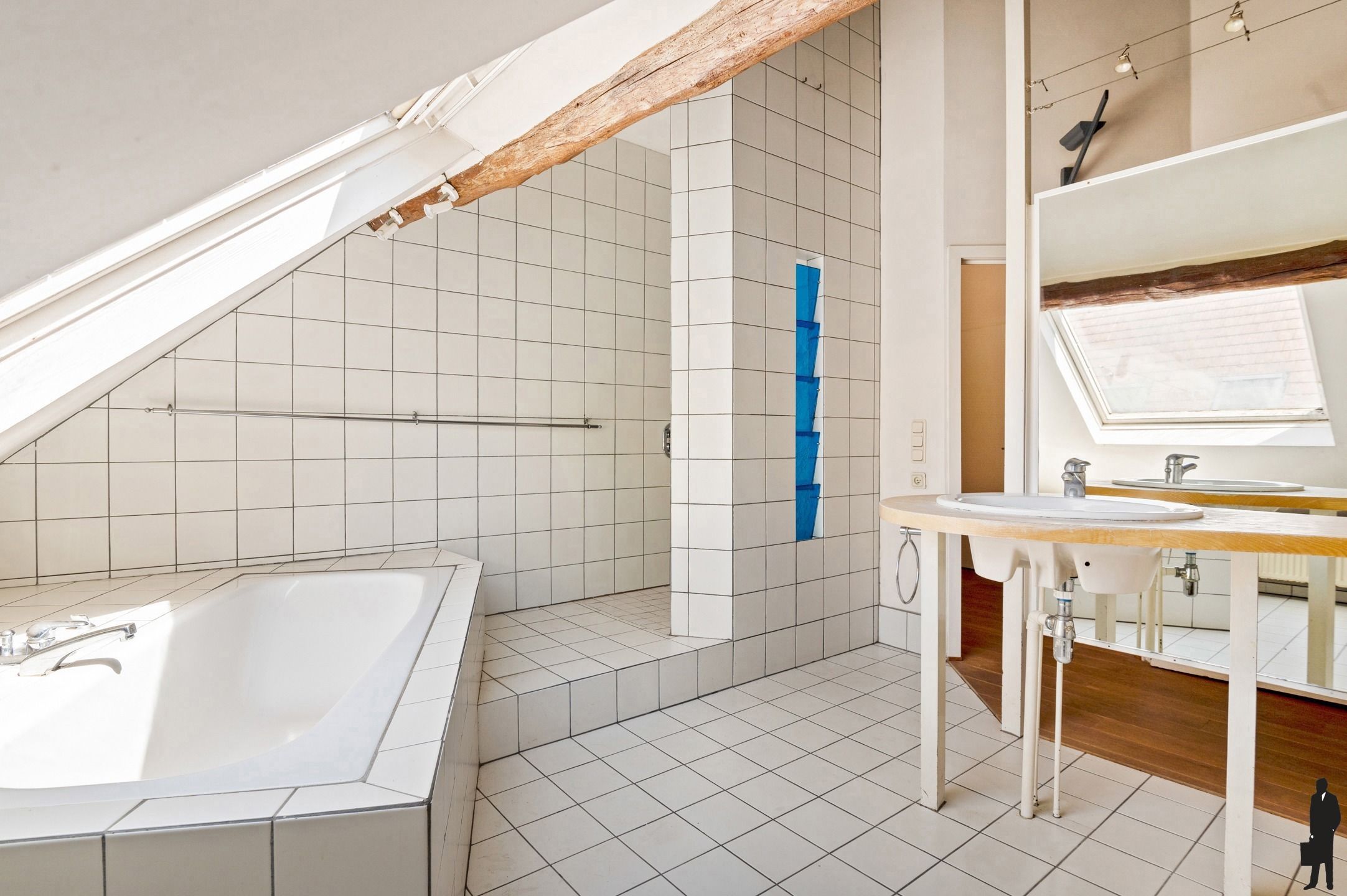 Unieke te renoveren hoevewoning met mooie parktuin foto 24