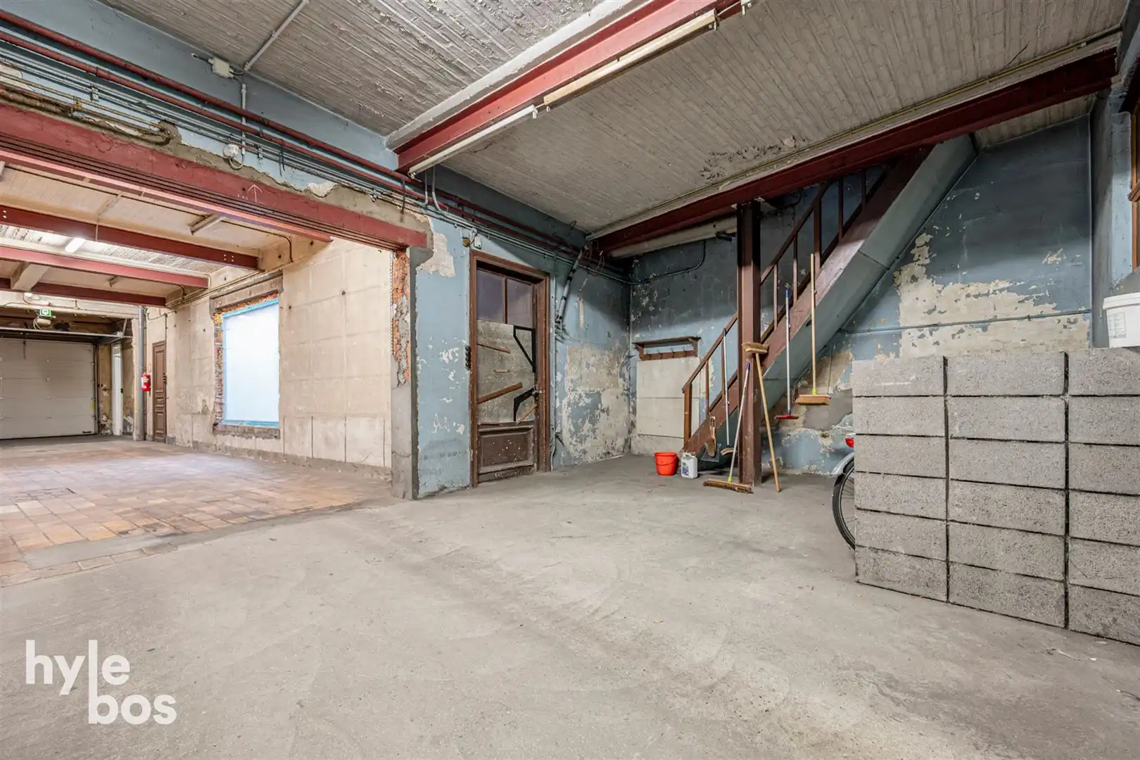 Ruim bovenhuis met groot magazijn in het centrum van de stad foto 27