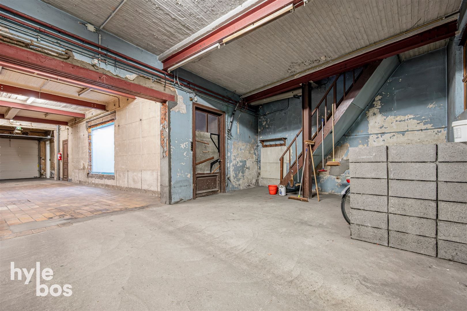 Ruim bovenhuis met groot magazijn in het centrum van de stad foto 27