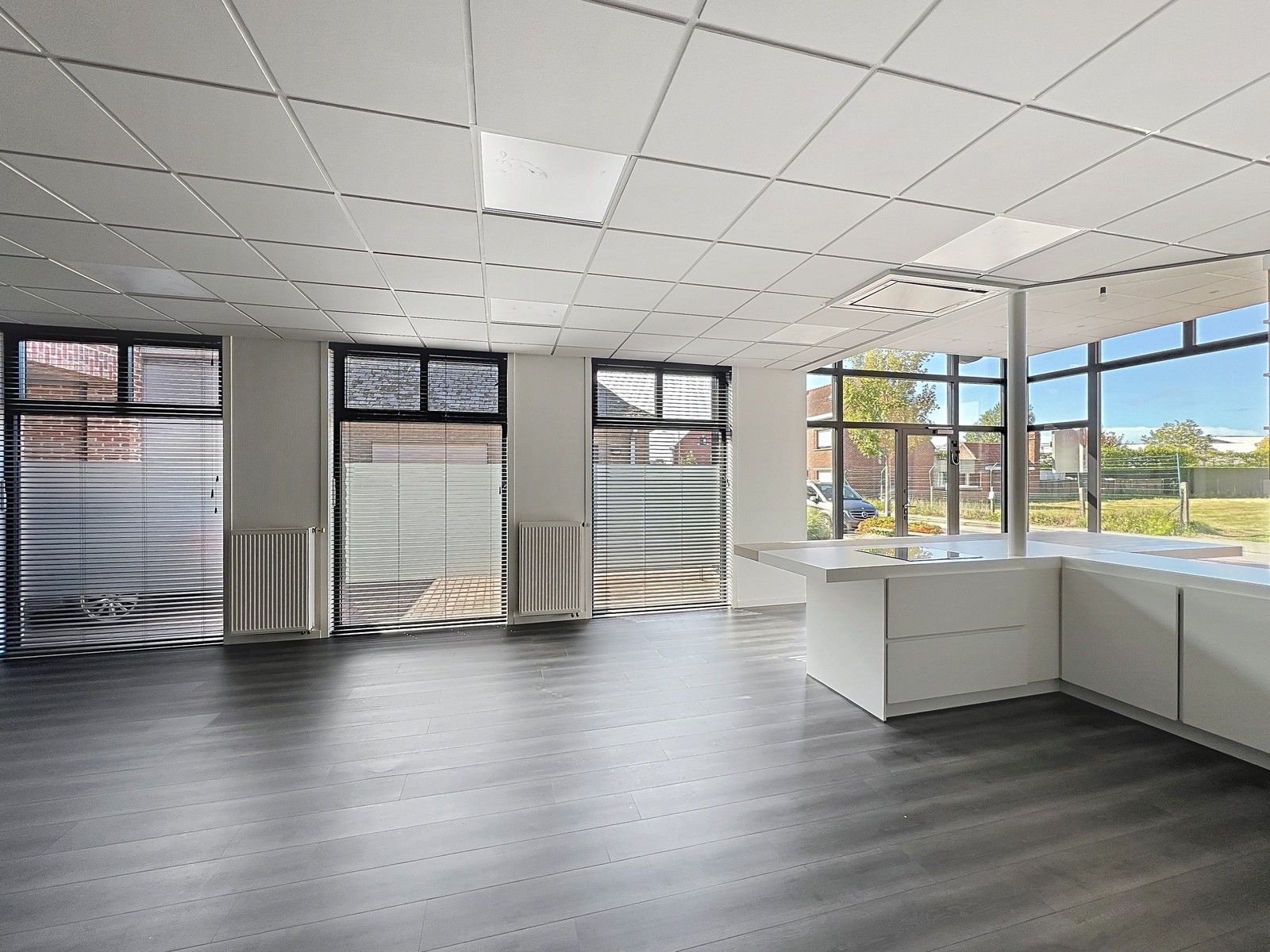 Instapklaar lichtrijk GERENOVEERD pand met mooie open kantoor/praktijkruimte en 4 aparte burelen/consultatieruimtes. foto 16