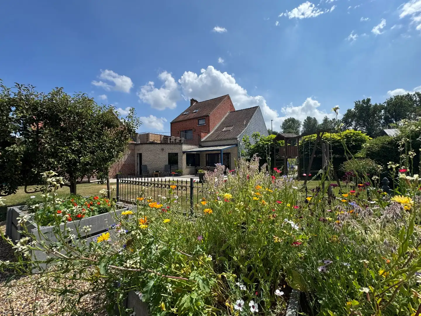een ruim woonhuis op en met grond foto 27