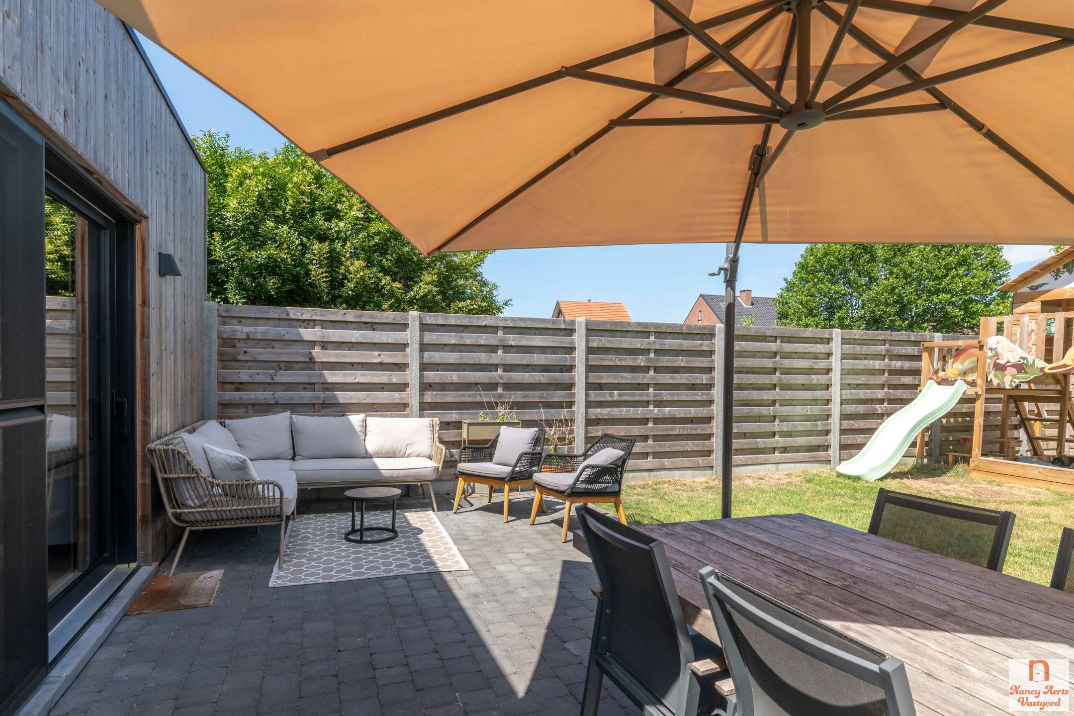 Volledig gerenoveerde woning met bijbouw en grote tuin foto 29