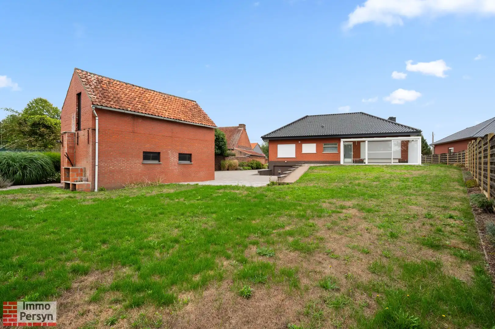 Vrijstaande bungalow met bijgebouw op een riant perceel foto 38