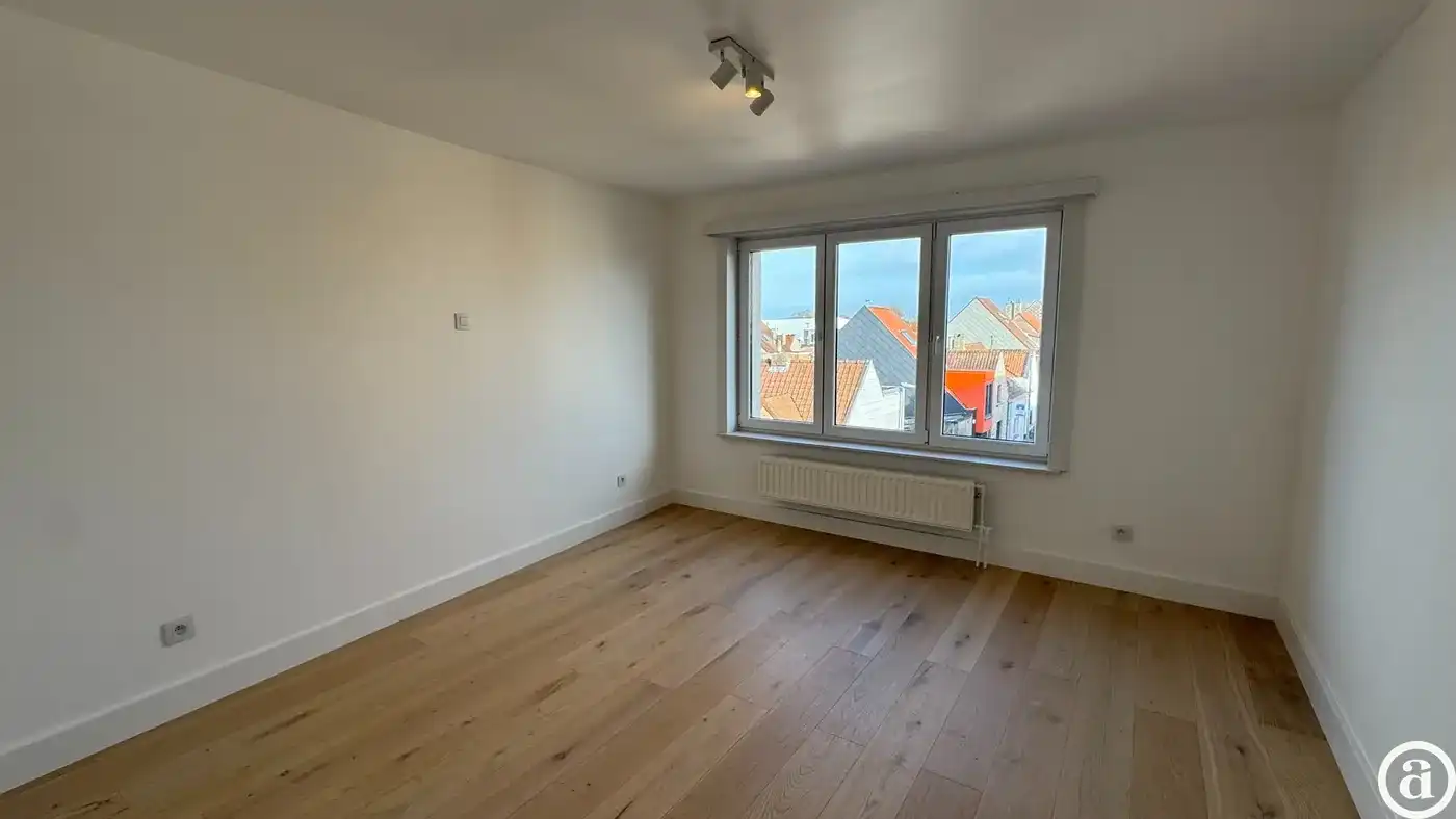 Gerenoveerd hoekappartement met 2 volwaardige slaapkamers, vlakbij het centrum van Knokke. foto 11