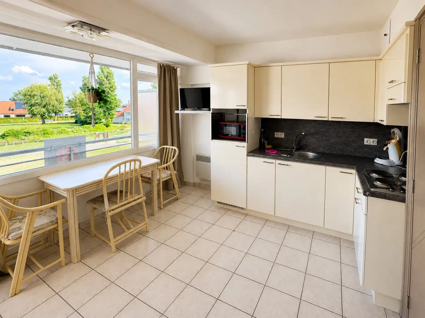 Instapklaar en smaakvol gerenoveerd appartement te koop in Park Atlantis, Vosseslag – De Haan. foto 4