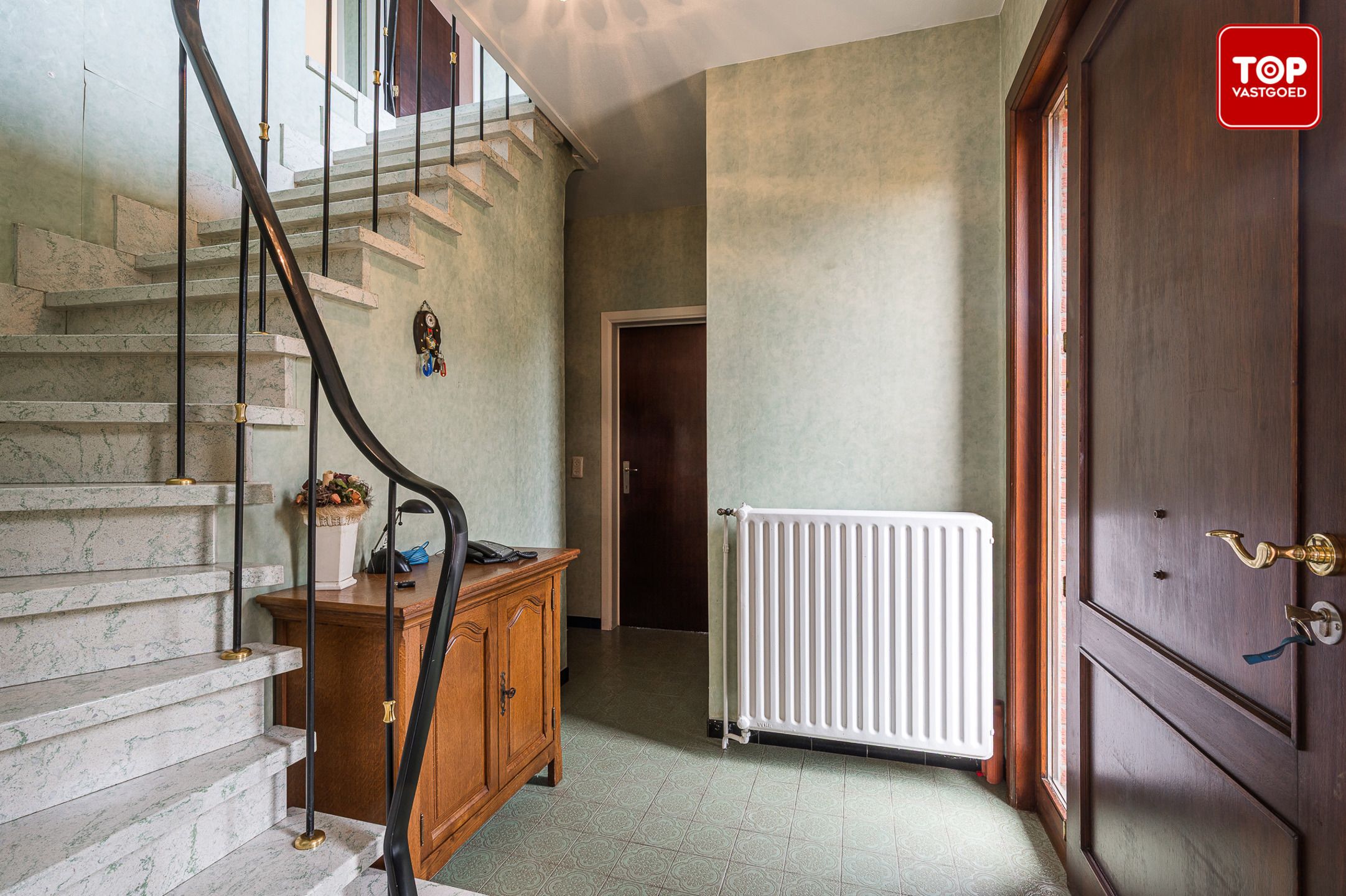 Ruime op te frissen gezinswoning met 4 slaapkamers,  zonnige tuin en garage. foto 3