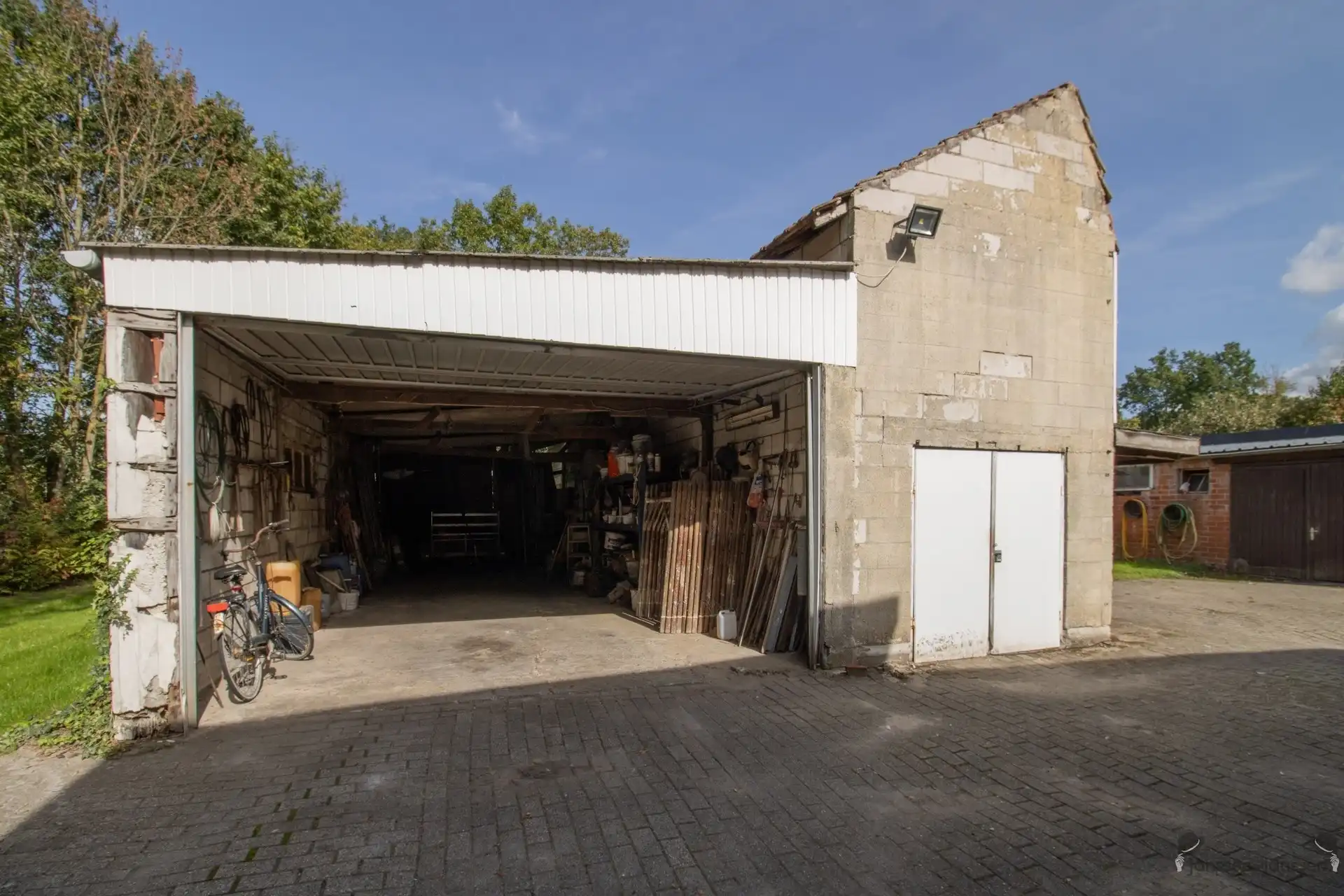 Rustig gelegen te renoveren woning met 5 slaapkamers, ruime garage op 3.990 m² foto 16