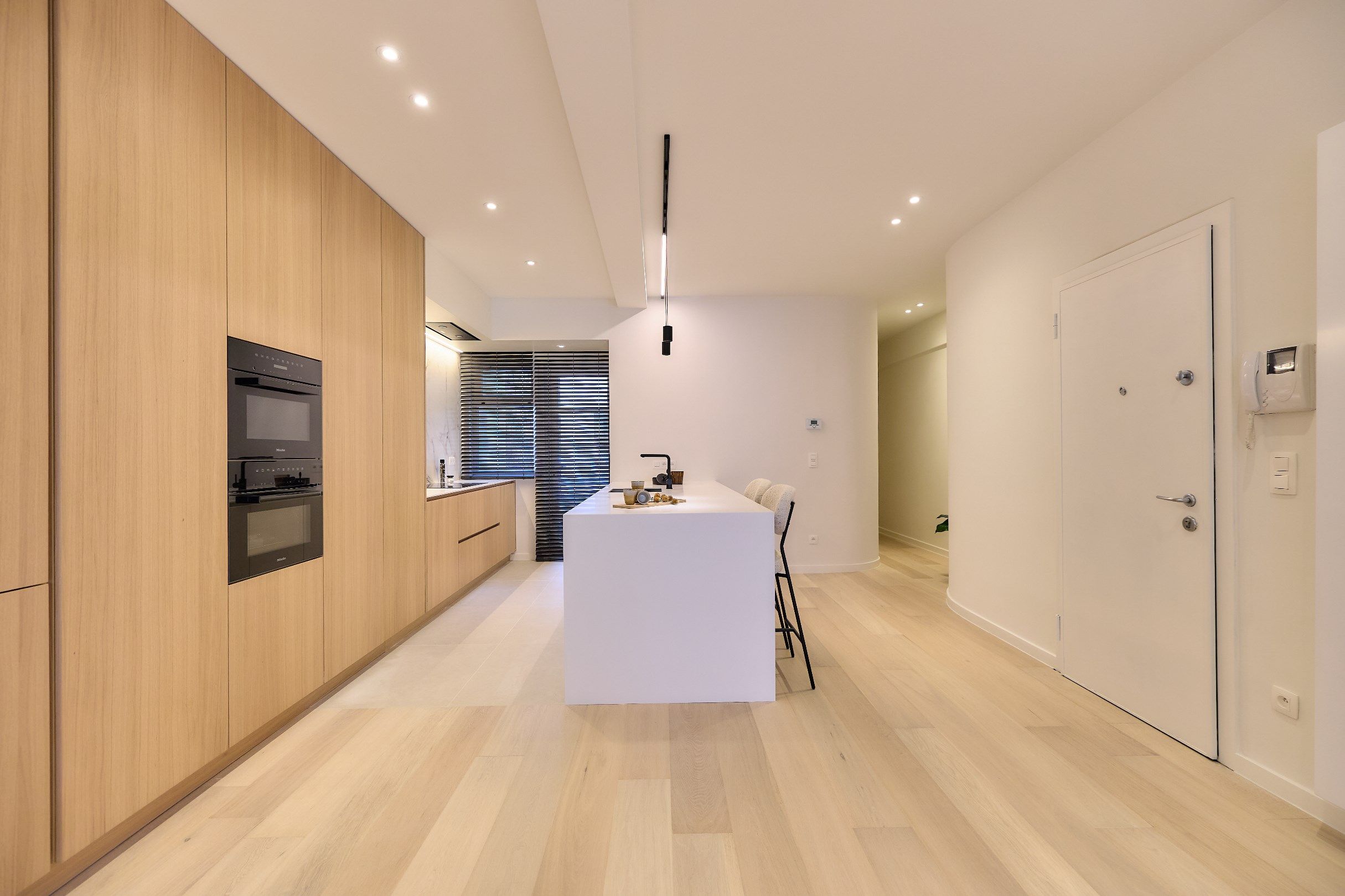 Ruim volledig gerenoveerd appartement met vier slaapkamers en zijdelings zeezicht. foto 4