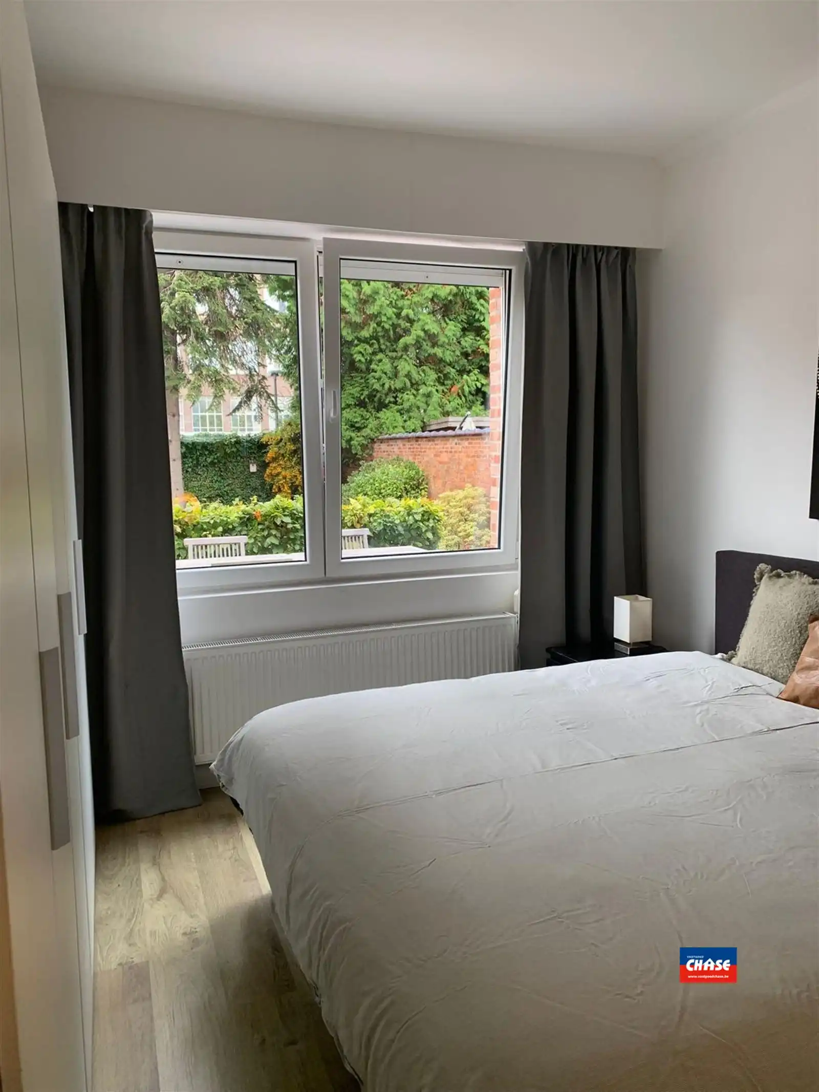 Sfeervol gerenoveerd gelijkvloers appartement met mooie tuin foto 4