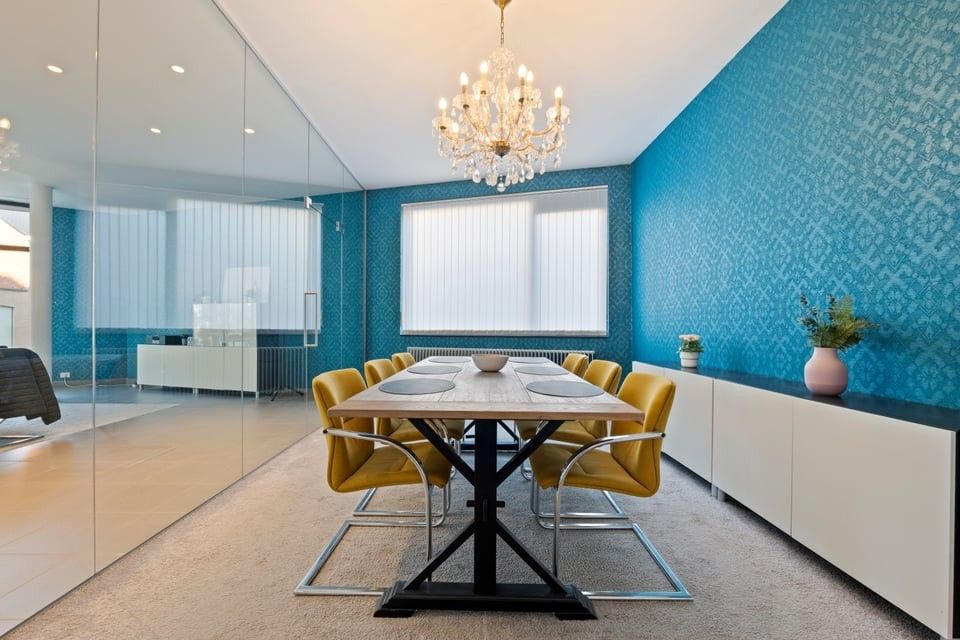 INSTAPKLARE HANDELSRUIMTE MET KANTOOR, VERGADERRUIMTE EN KELDER OP TOPLOCATIE IN SINT-TRUIDEN foto 3