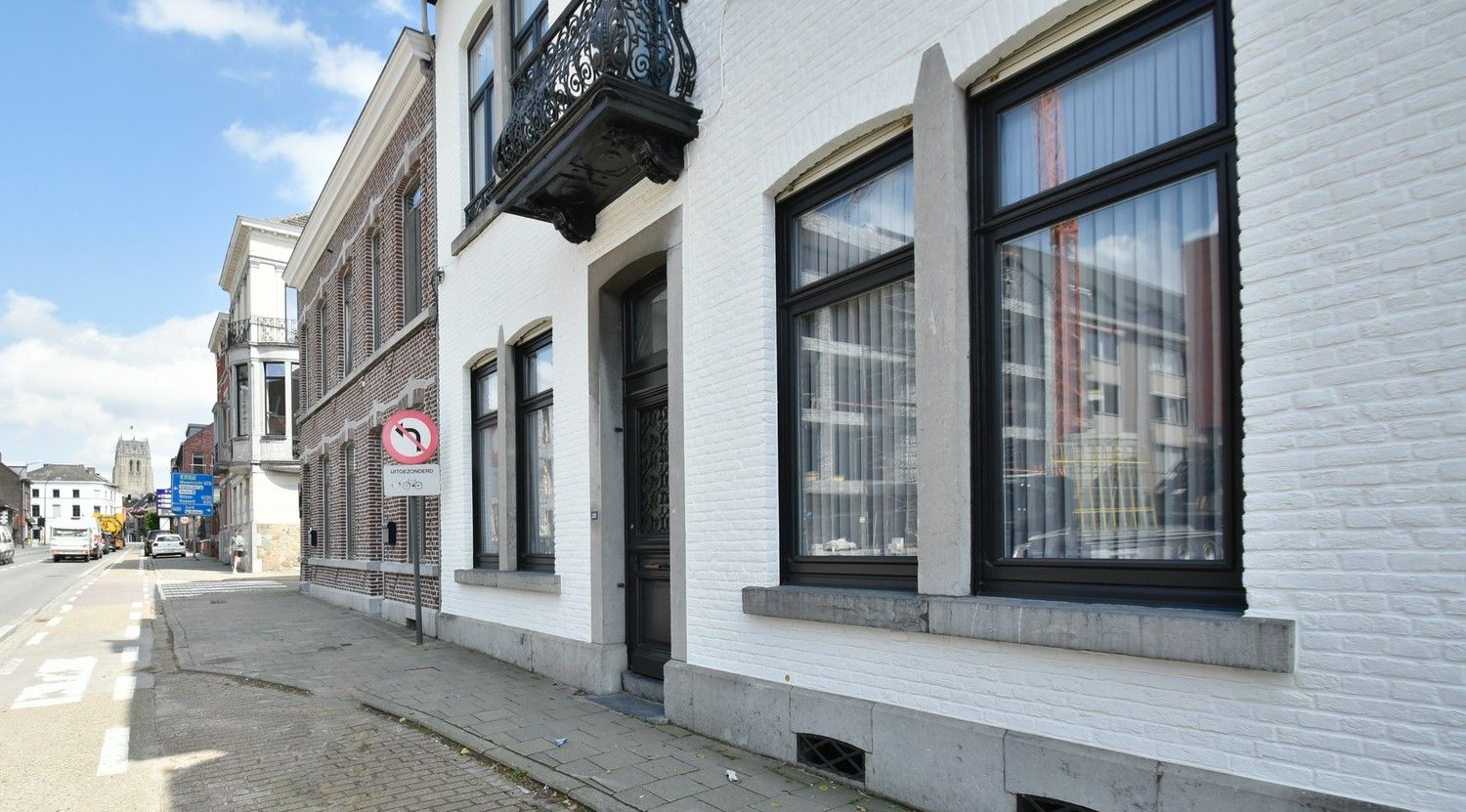 Schitterende exclusieve herenwoning in neoclassicistische stijl op een toplocatie nabij het centrum van Tongeren foto 2