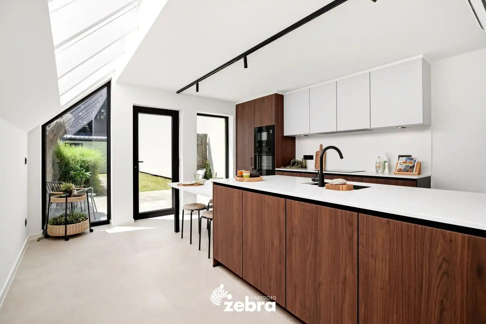Stijlvolle woning met garage en achterliggende uitweg! foto {{pictureIndex}}